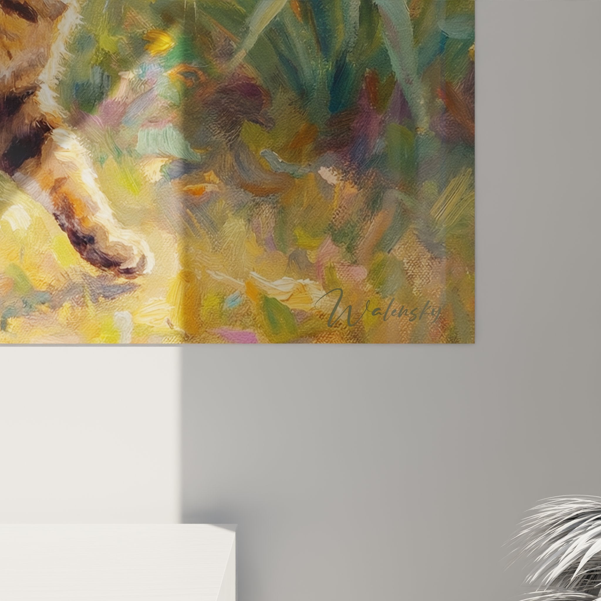 Vista d'insieme quadro murale gatto Manx giardino primaverile appeso in salotto contemporaneo