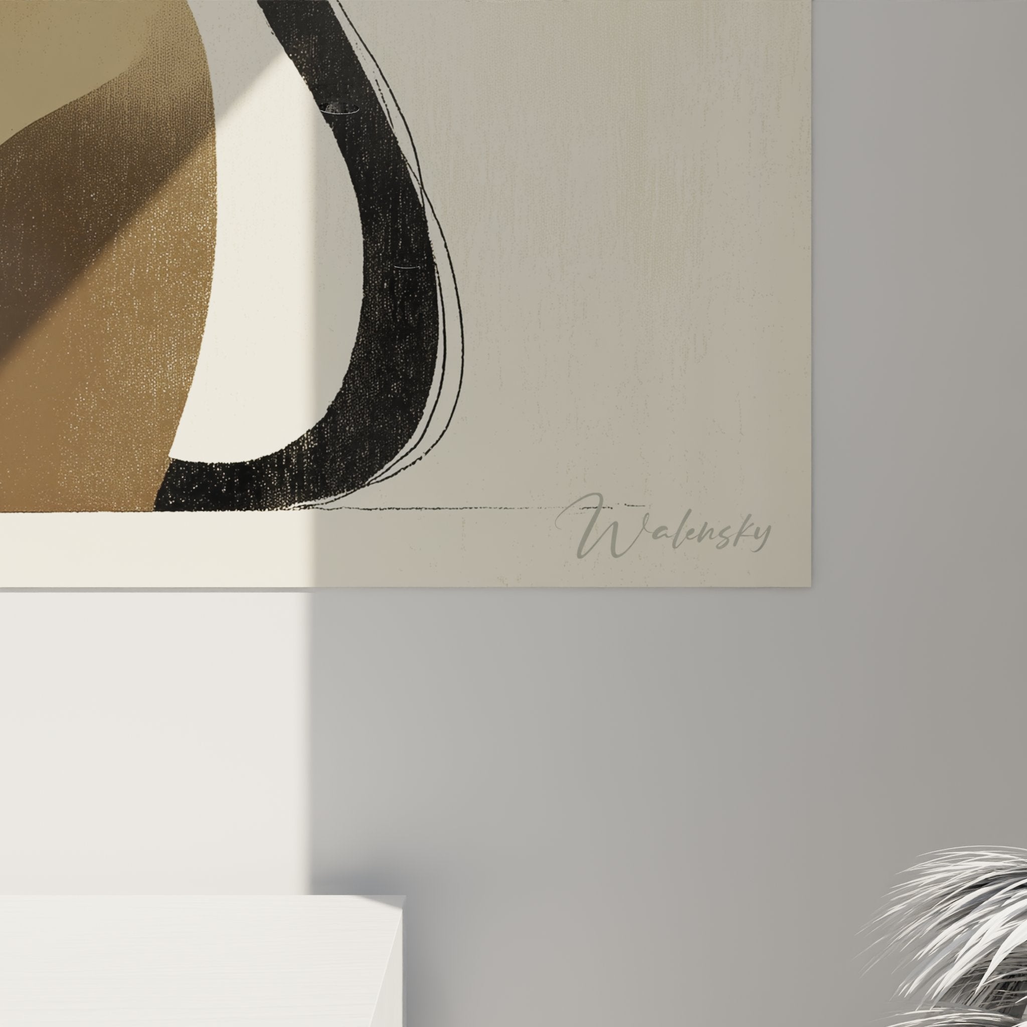 Panoramica del quadro gatti siamesi duo in un salotto contemporaneo con decorazione moderna