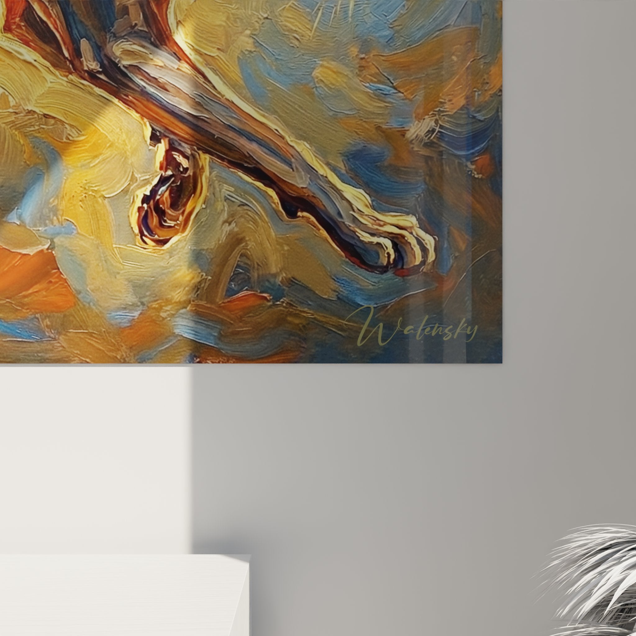 Vista d'insieme del quadro gatto espressionista con le sue sfumature dorate e blu su parete bianca