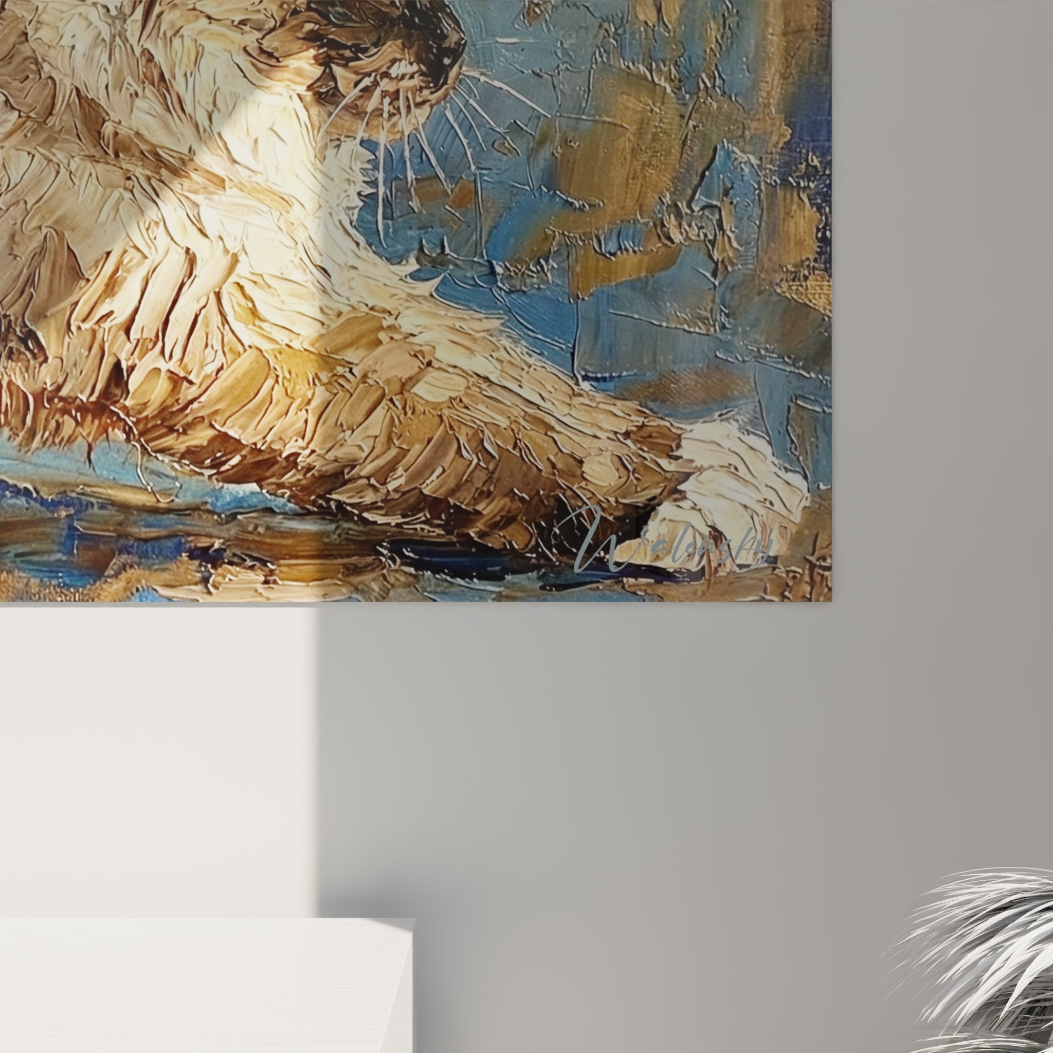 Vista d'insieme del quadro murale gatto Birmano in soggiorno moderno, arte felina decorativa elegante e sofisticata