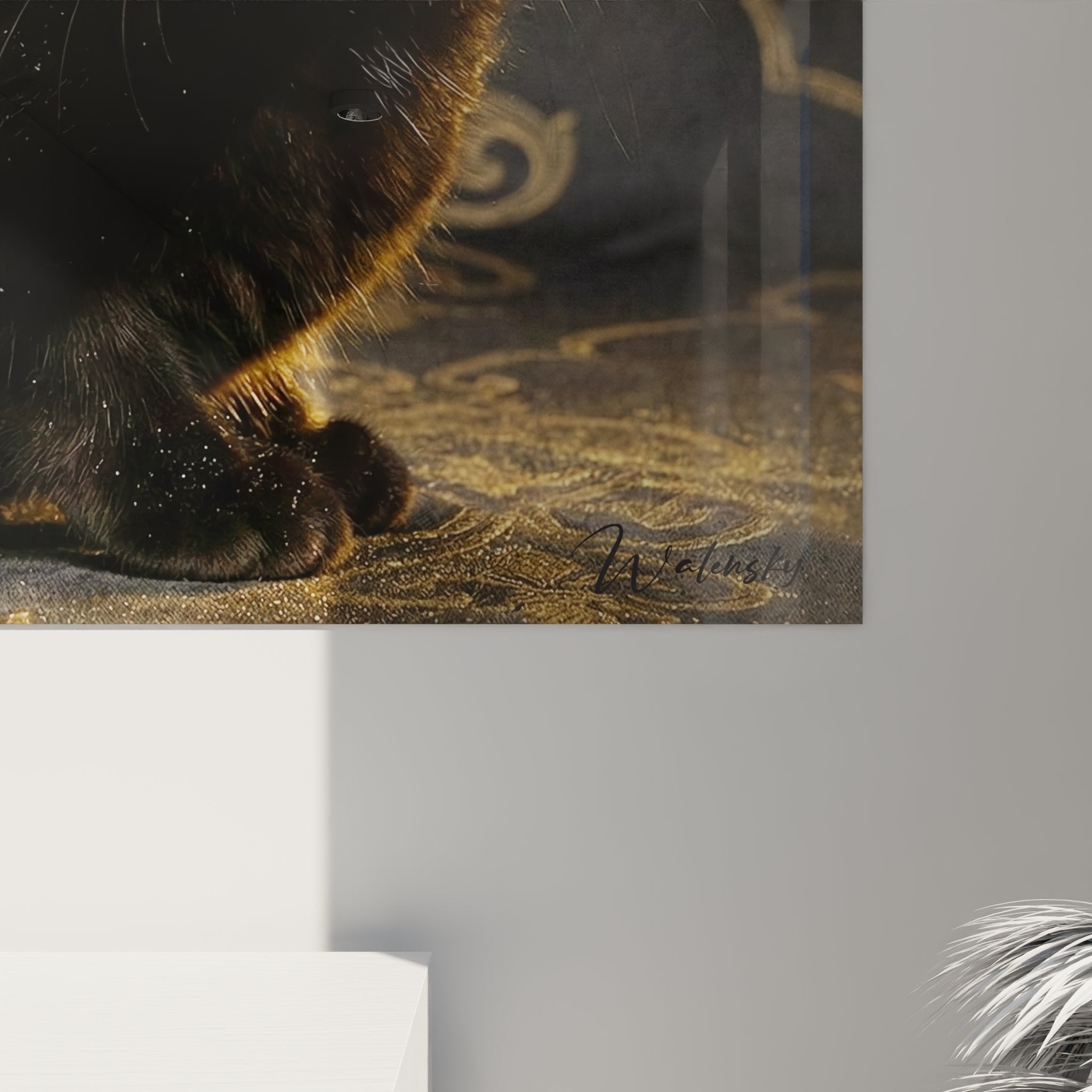 Panoramica quadro gatto nero dorato in interni contemporanei, arte murale felina decorativa