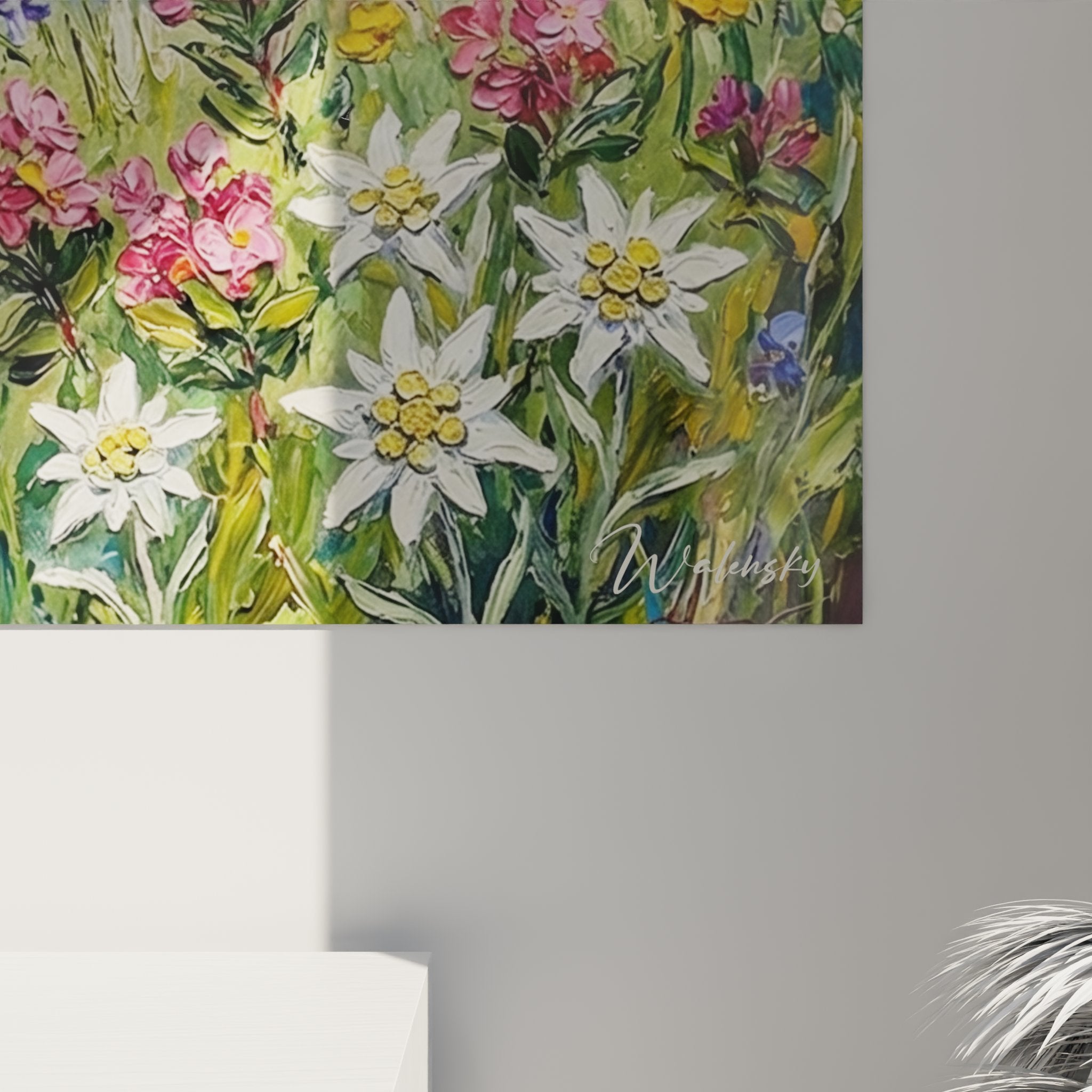 Vista d'insieme quadro murale prato alpino fiorito in interno moderno, atmosfera montagne dolomiti