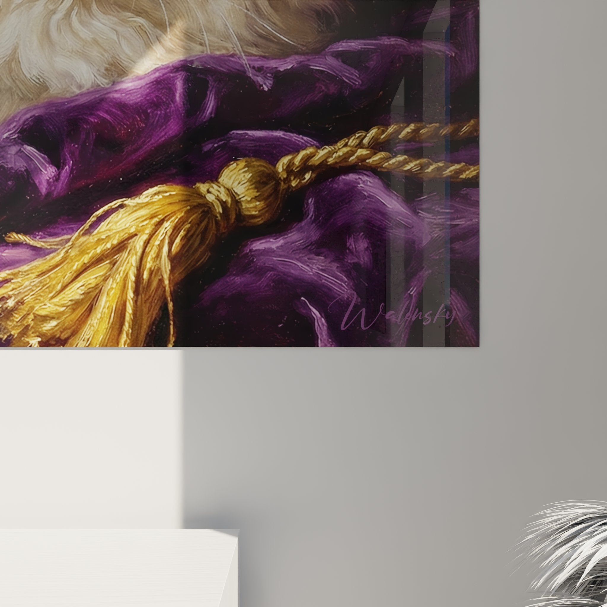 Panoramica del quadro gatto persiano bianco su velluto viola in un interno contemporaneo raffinato