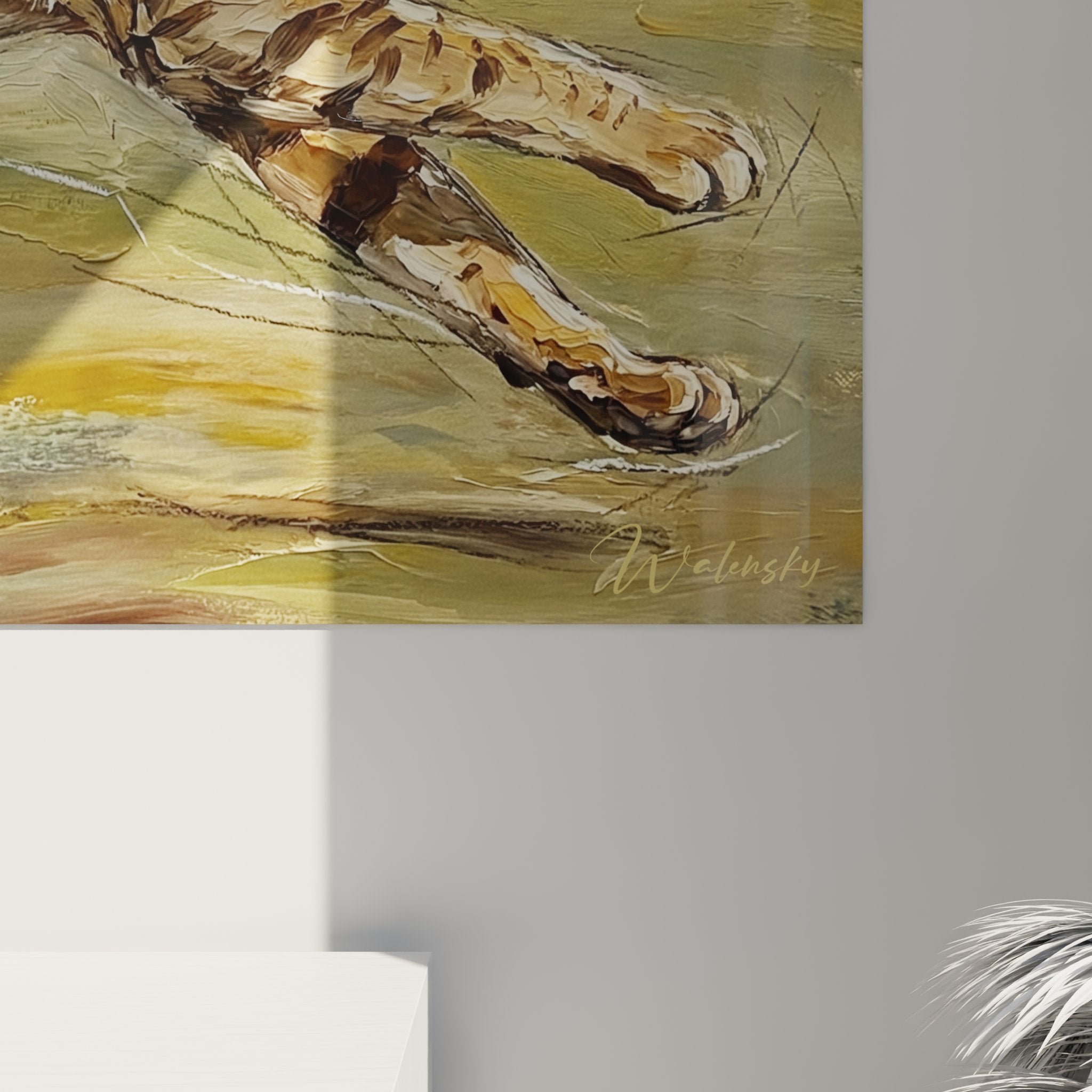 Vue ensemble tableau mural chat Ocicat mouvement dans salon moderne, decoration art felin contemporain