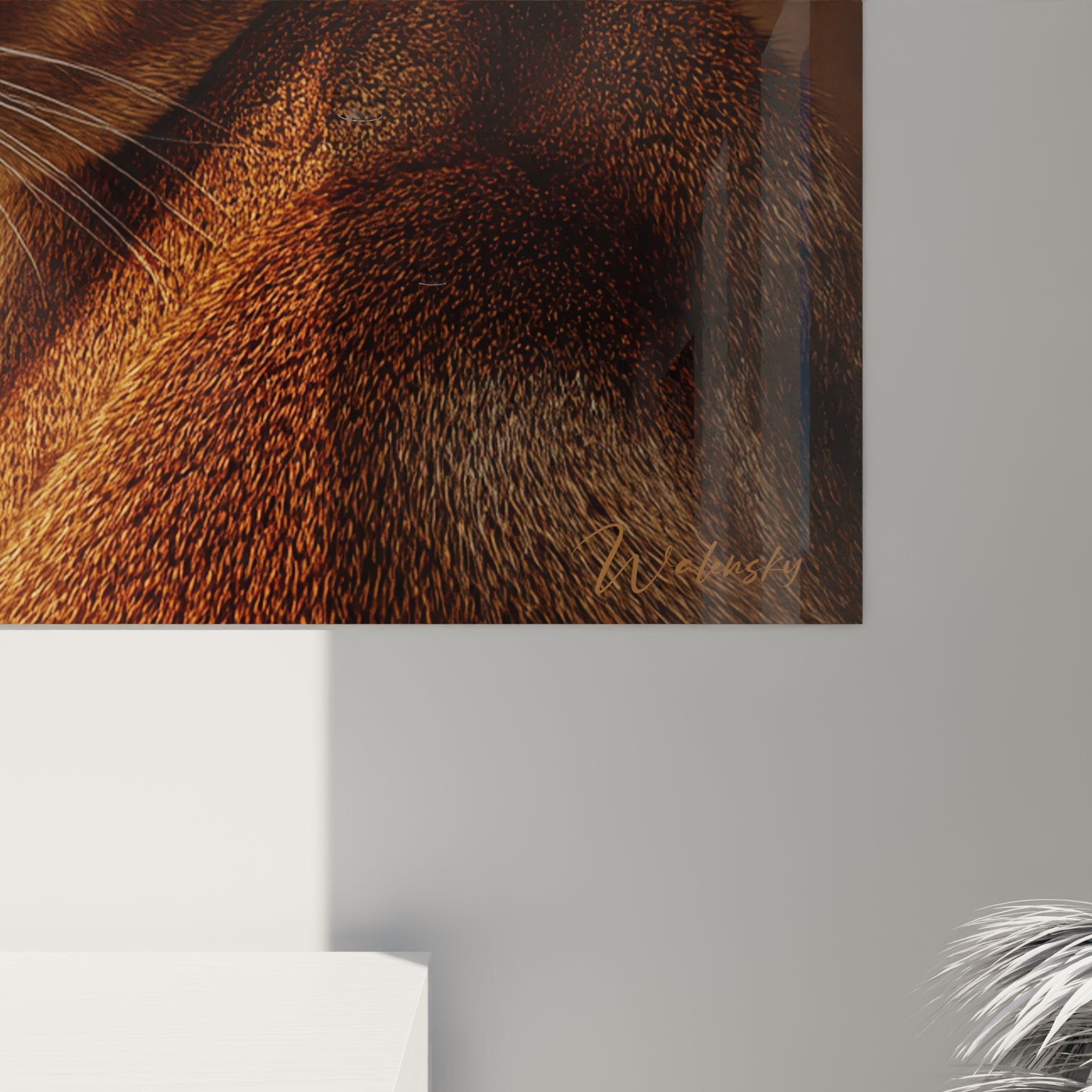 Vue d'ensemble tableau chat Chausie dans salon moderne, exemple d'intégration décorative murale réussie