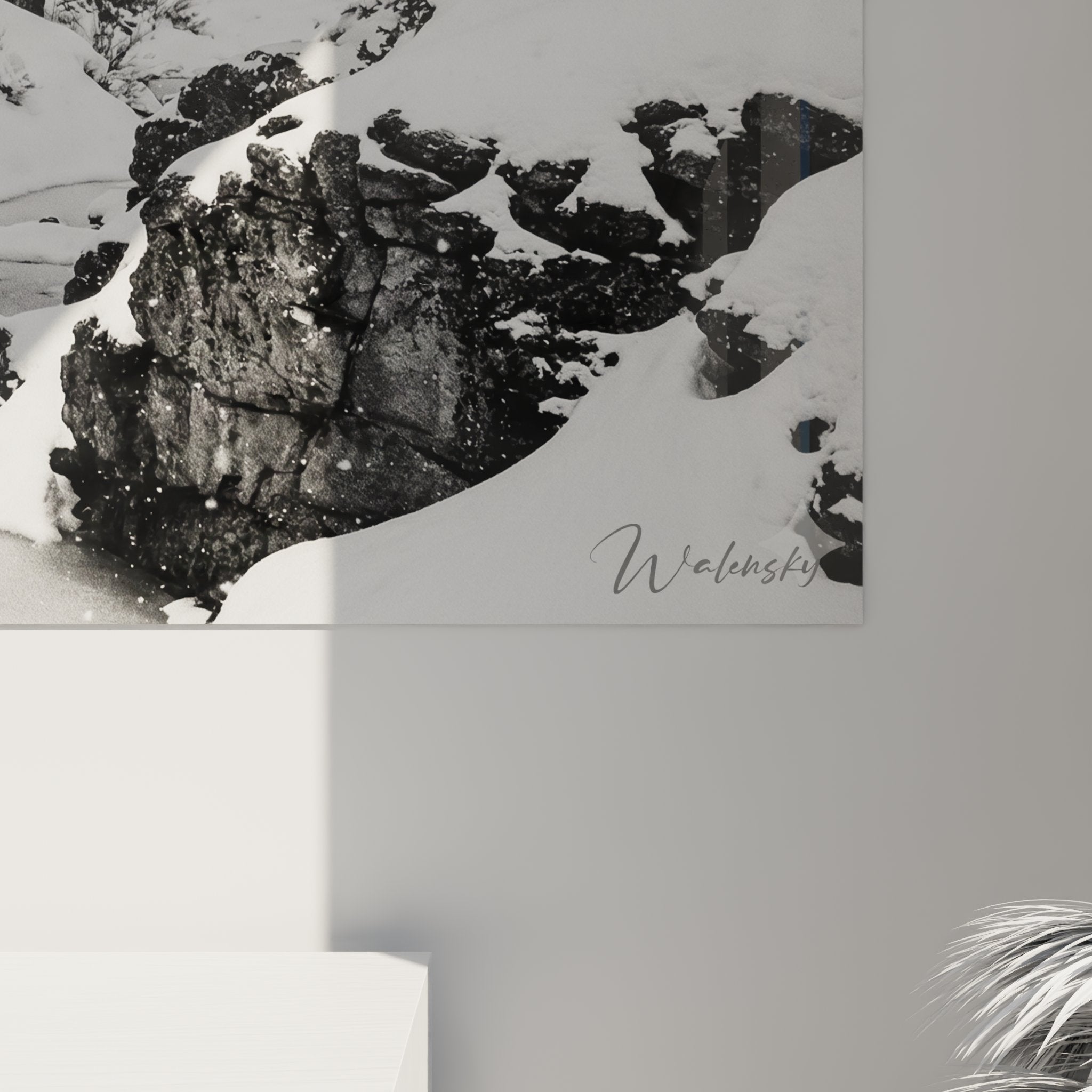 Vue ensemble tableau VTT hiver accroche au mur montrant scene aventure cycliste nordique