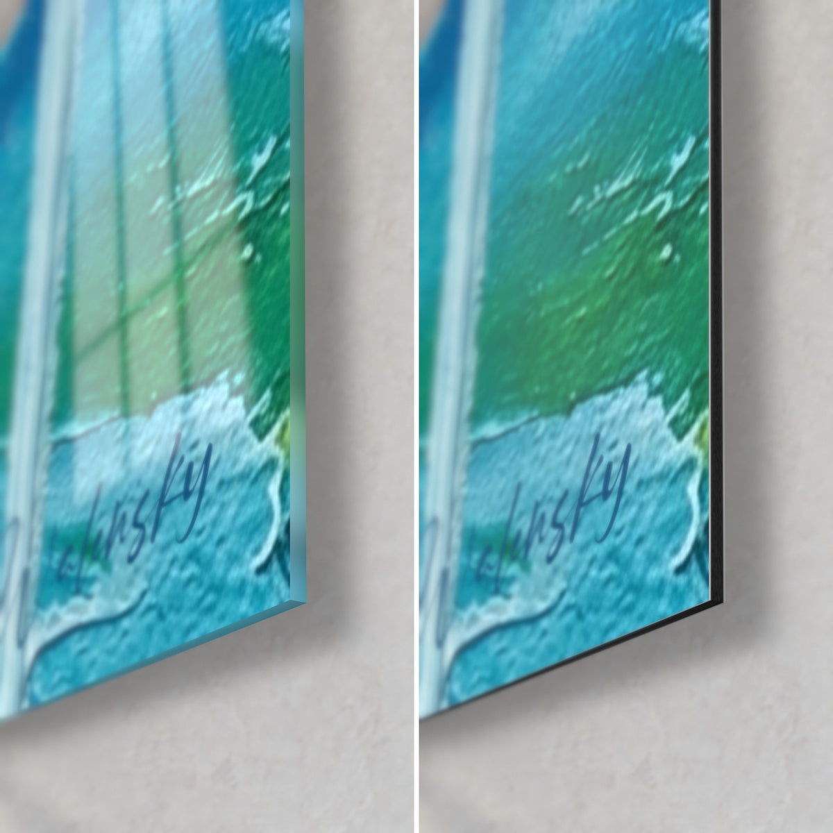 Tableau motomarine bleu azur, coin bas droit : verre acrylique brillant à gauche, alu Dibond mat noir à droite, signature visible