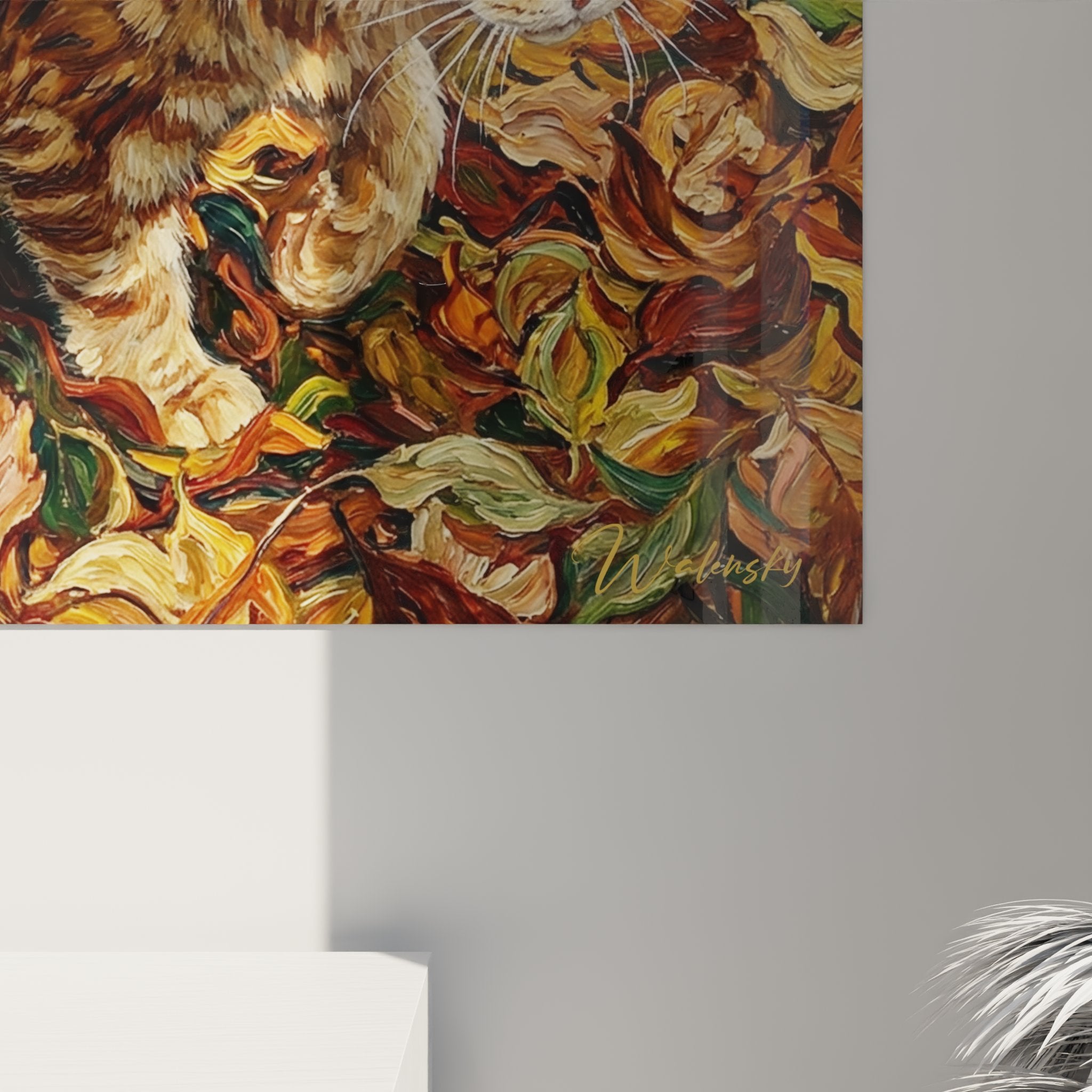 Gesamtansicht des Wandbildes Maine-Coon-Katze in Rot auf Hintergrund mit goldenem und orangefarbenem Herbstlaub