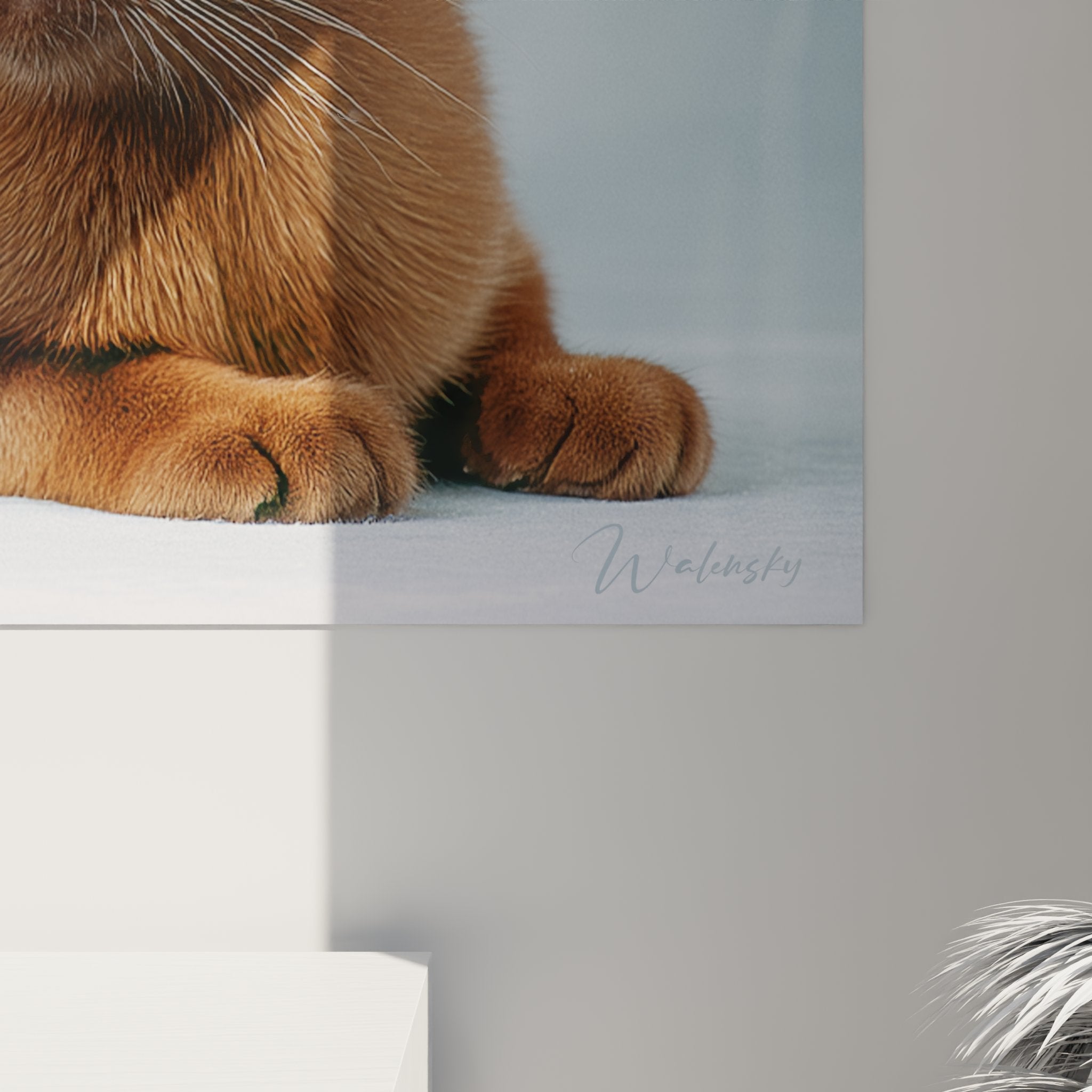 Vue d'ensemble tableau mural chat Burmese dans salon contemporain avec harmonie tons chauds et froids