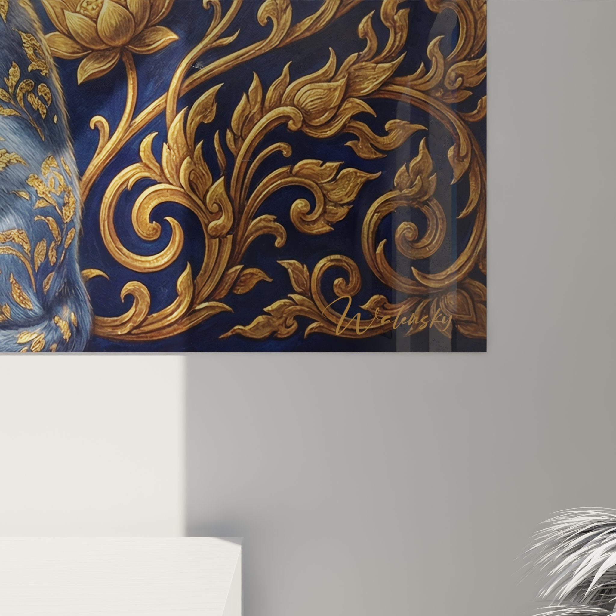 Vue d'ensemble tableau mural chat Korat divinisé dans salon contemporain avec éclairage ambiant