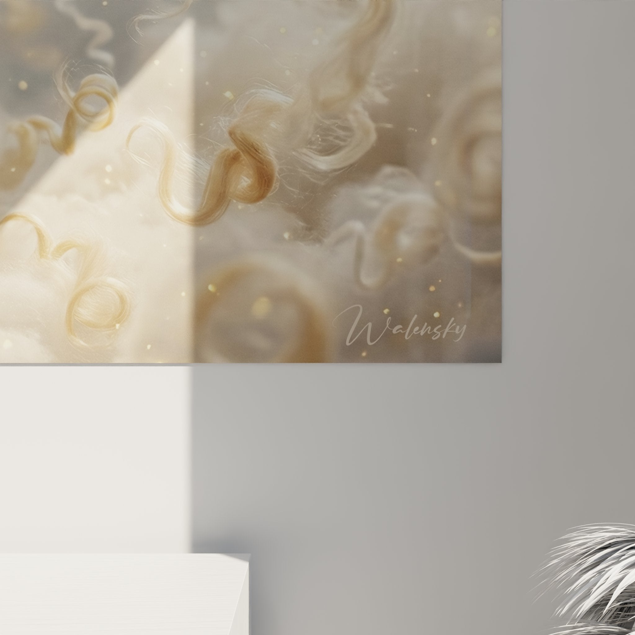 Vista d'insieme del quadro murale gatto LaPerm rosso in interno contemporaneo con nuvole dorate ed effetti luminosi