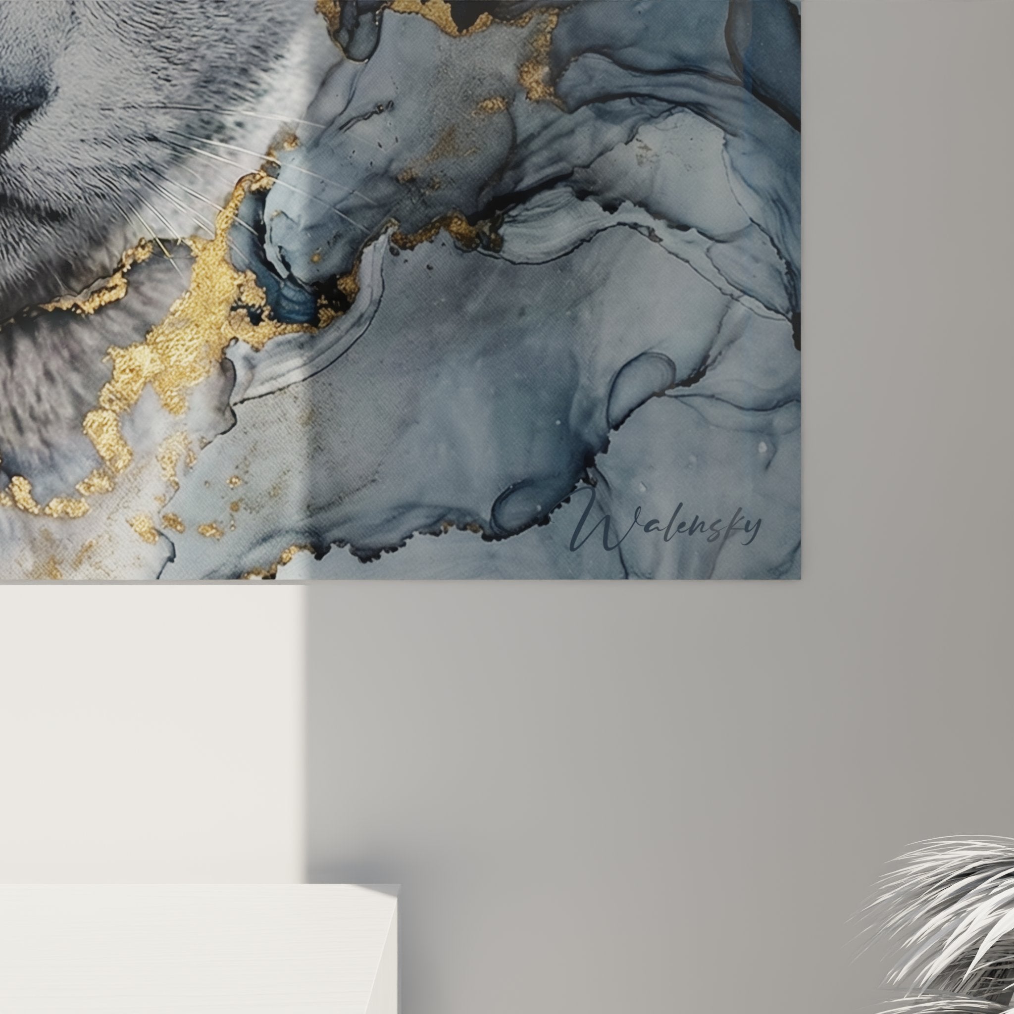 Vista d'insieme quadro gatto Russian Blue marmo dorato soggiorno moderno decorazione murale contemporanea elegante