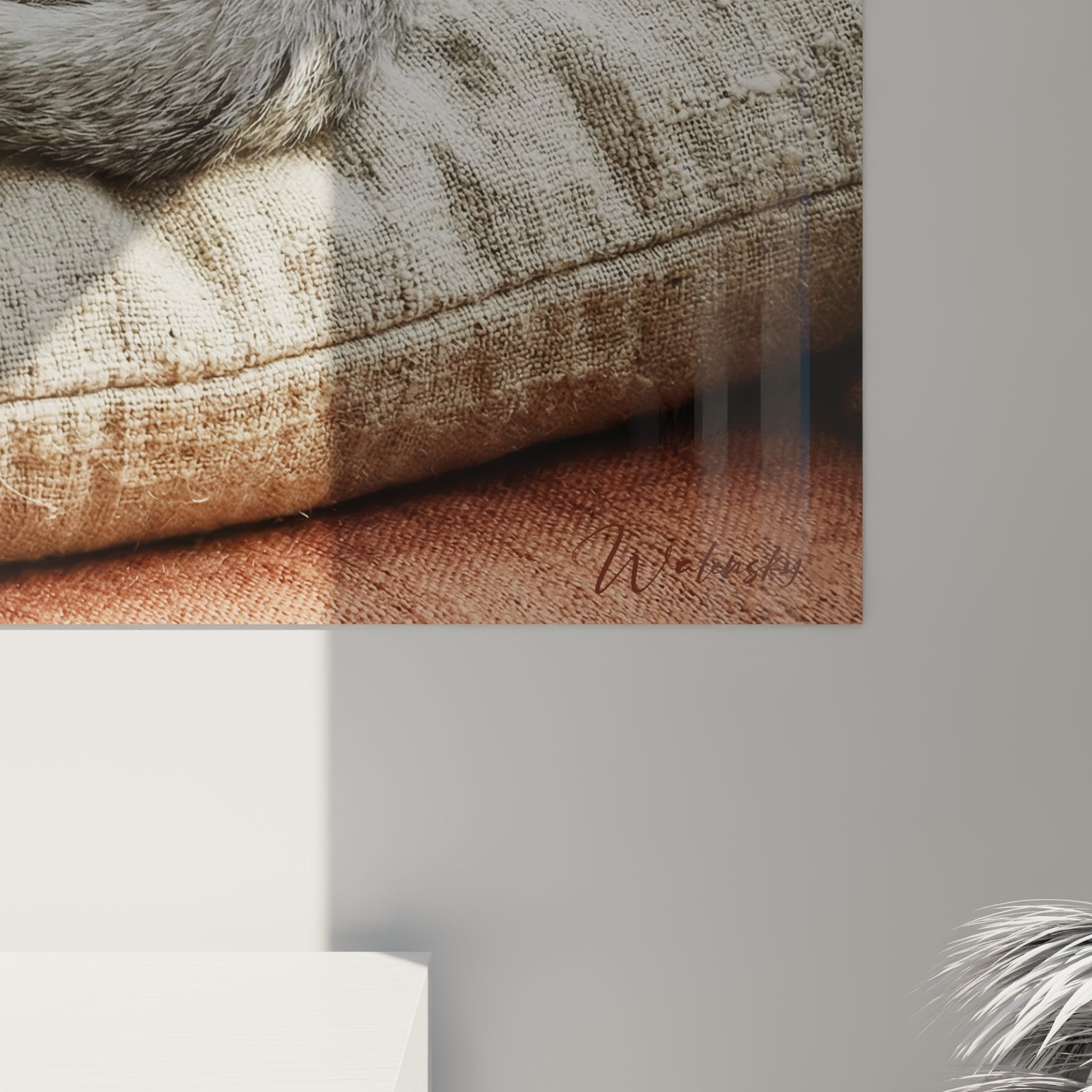 Vue d'ensemble tableau mural chat Burmilla dans salon moderne avec mobilier contemporain tons cuivrés