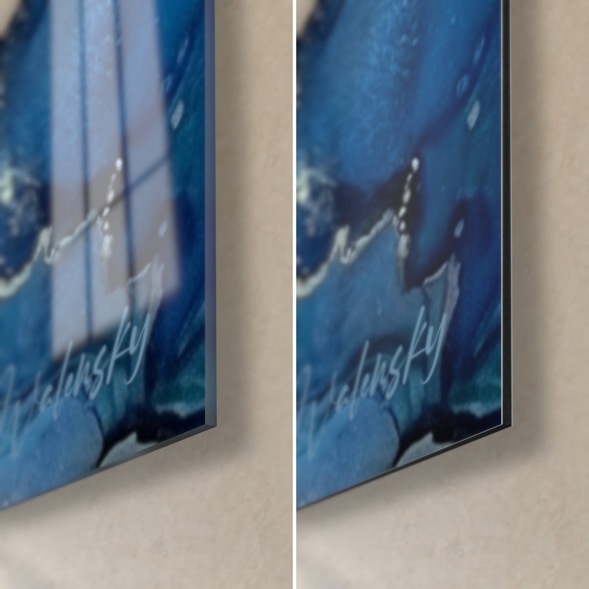 Tableau jetski doré, coin bas droit : verre acrylique brillant à gauche, alu Dibond mat à droite, bleu profond et signature