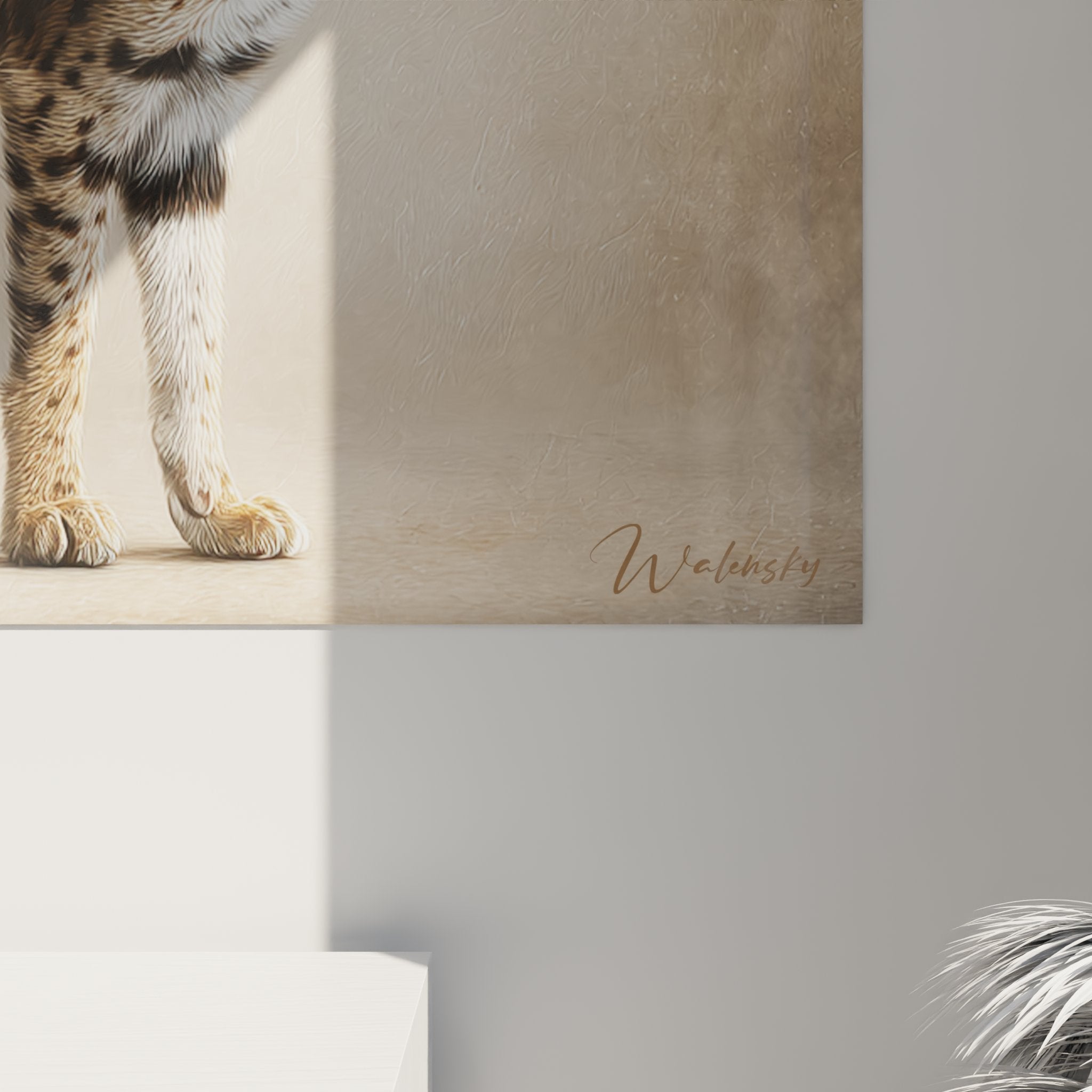 Vista d'insieme del quadro gatto Serengeti elegante in un interno contemporaneo luminoso