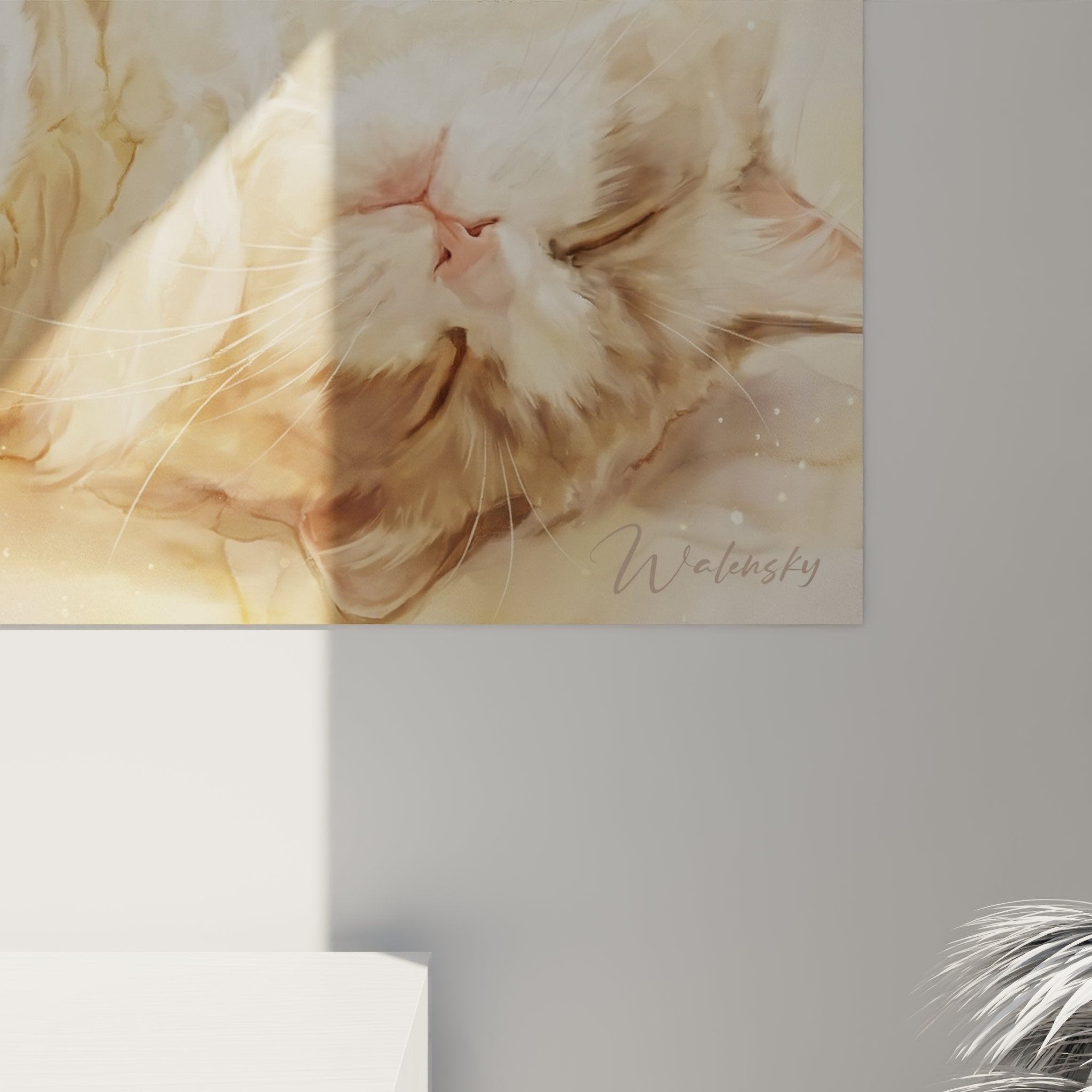 Vista d'insieme quadro murale gatto Ragdoll addormentato, formato orizzontale, tonalità beige e dorate, arte decorativa felina