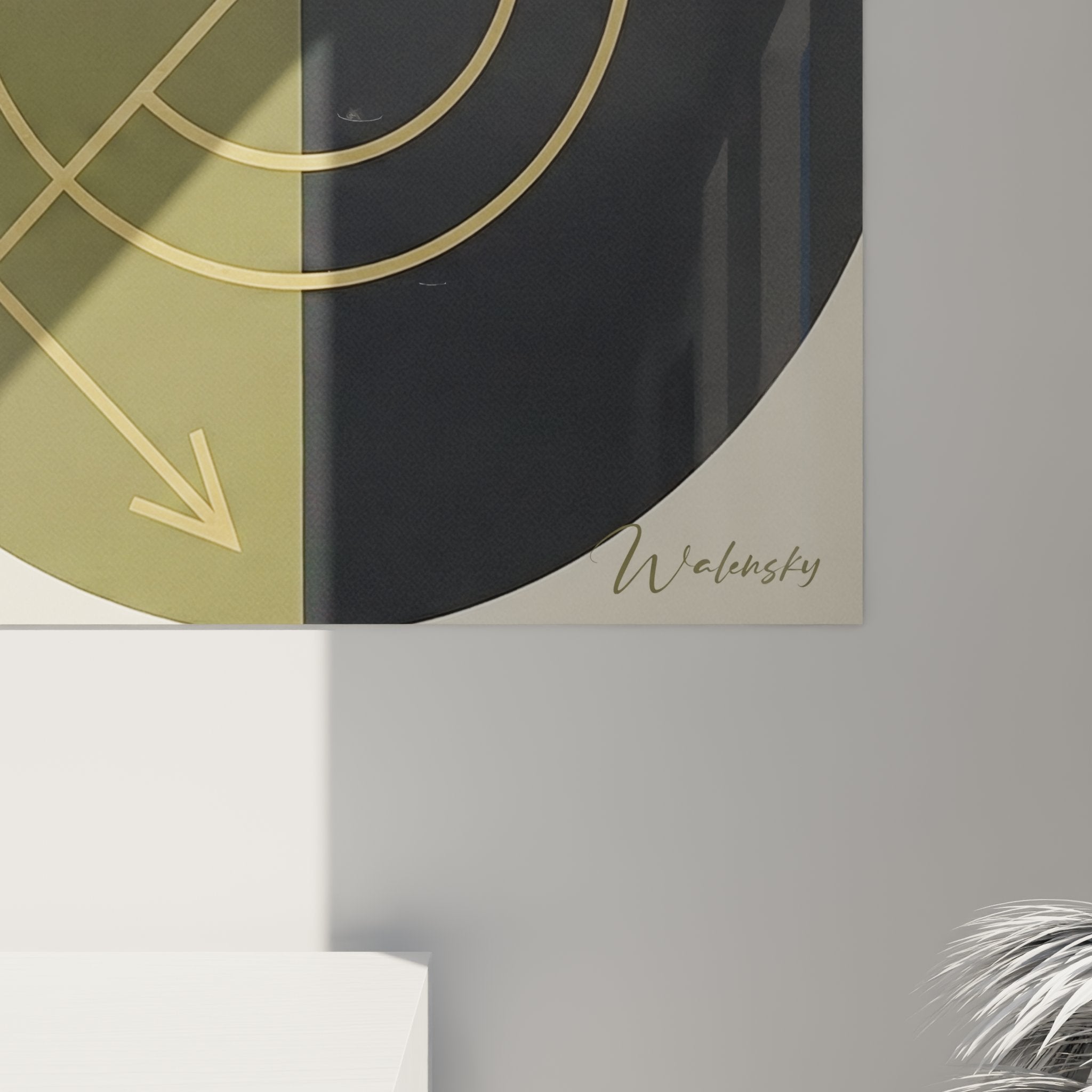 Vue d'ensemble du tableau geometrique abstrait dore dans un interieur moderne