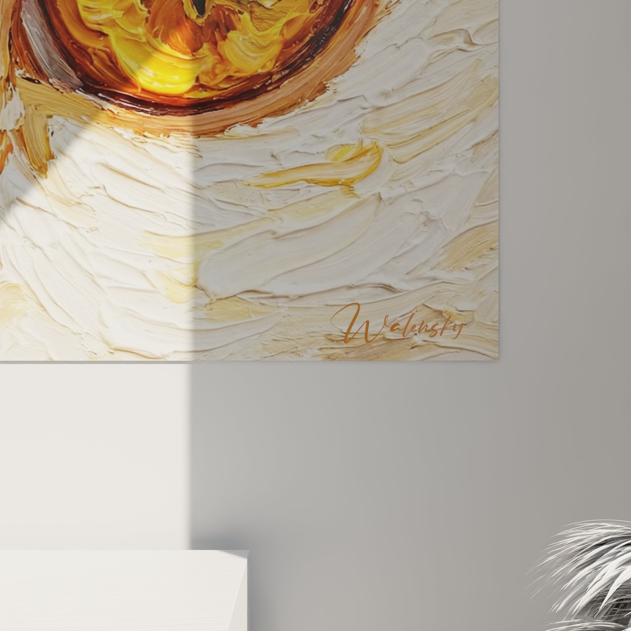 Vue d'ensemble du tableau chat Khao Manee accroche au mur dans interieur contemporain