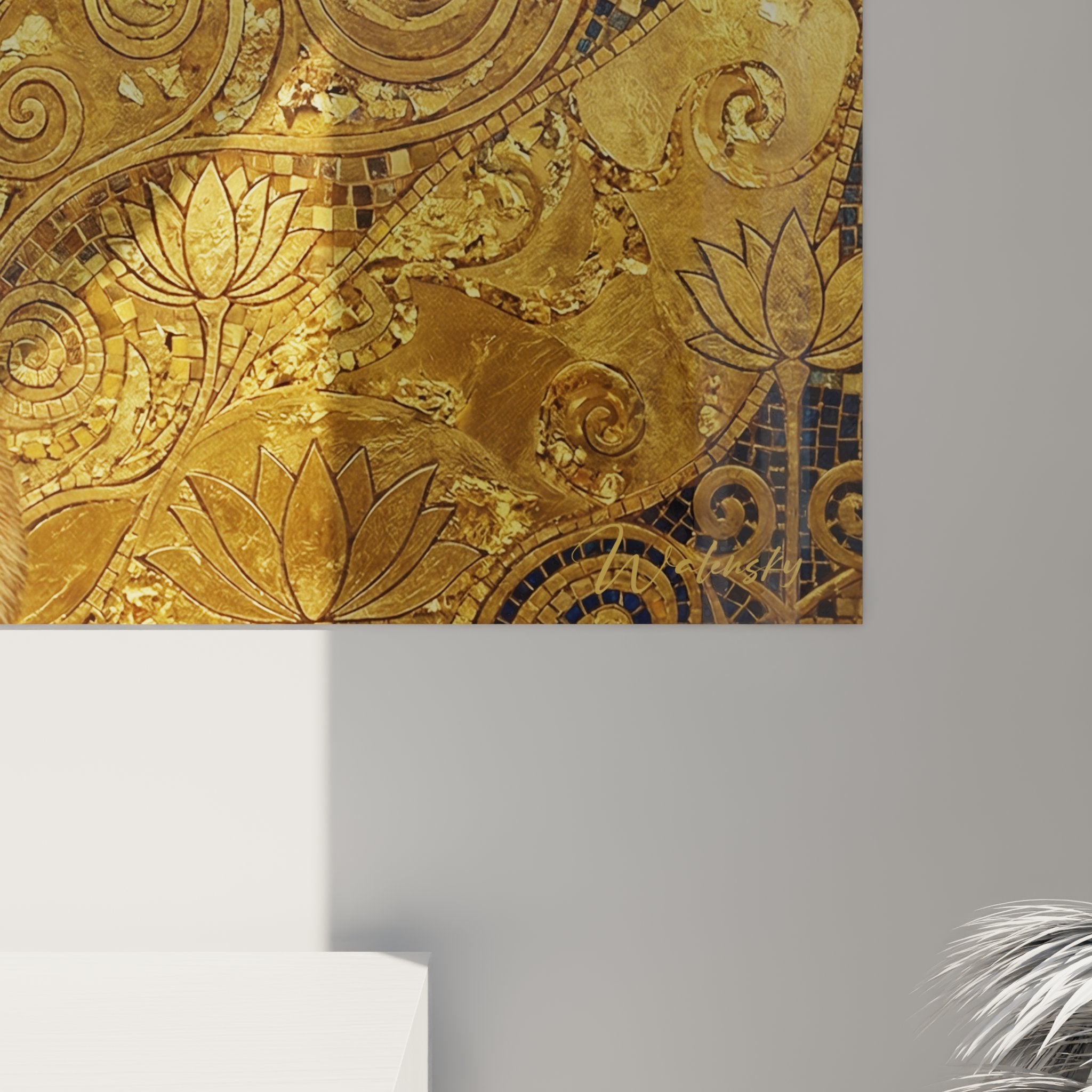 Vista prospettica quadro murale gatto abissino arte bizantina dorata appeso al muro decorazione interna