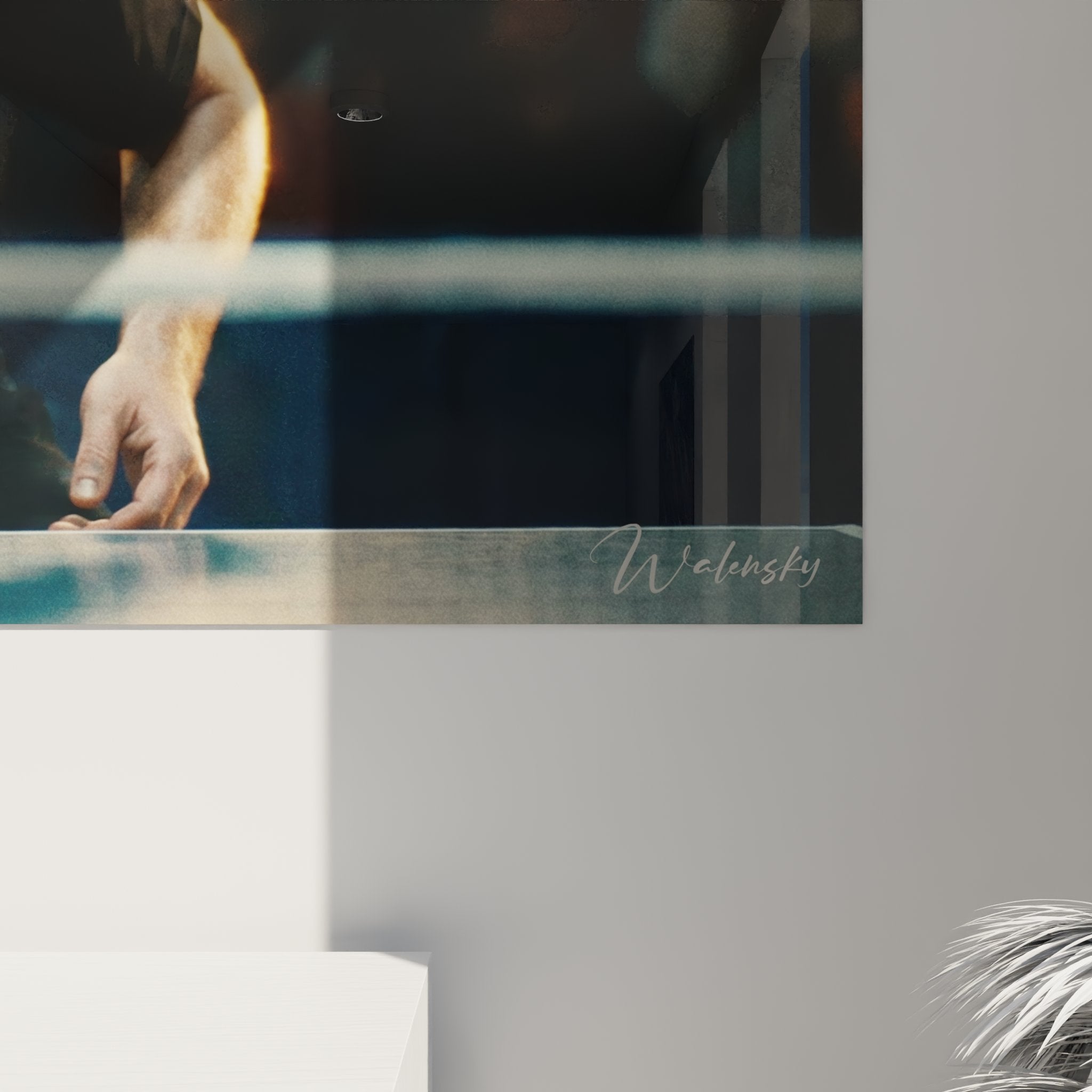 Vue d'ensemble du tableau ping pong accroche au mur avec eclairage dramatique du sportif