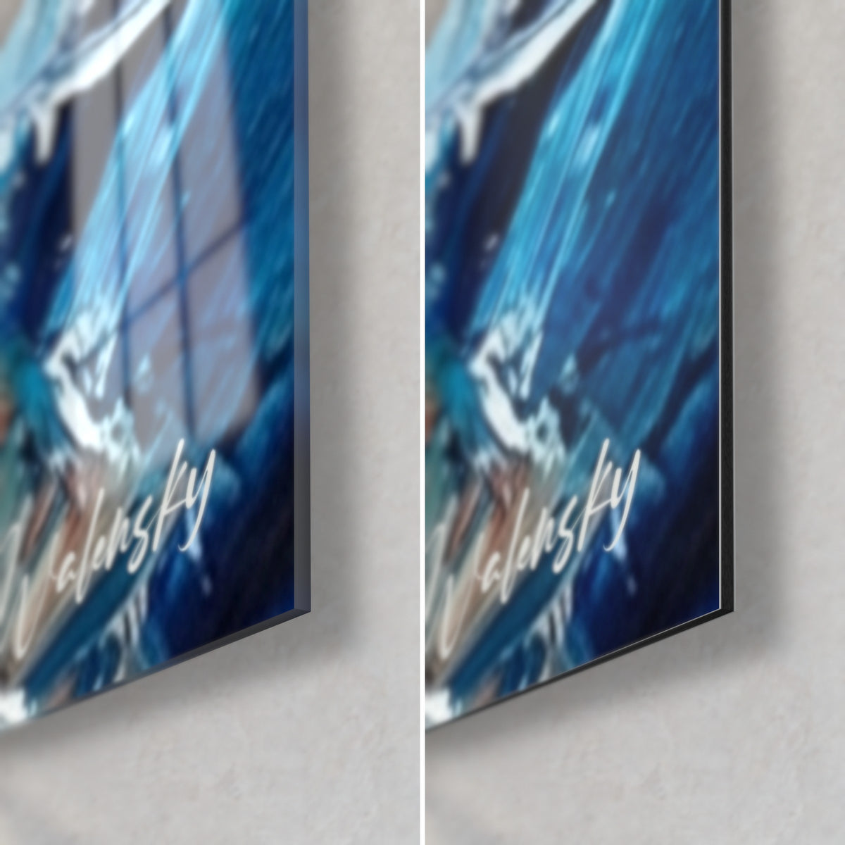 Quadro di un atleta che nuota, onde blu oltremare e schiuma bianca, angolo in basso a destra in vetro lucido e Dibond opaco, bordo da 3 mm