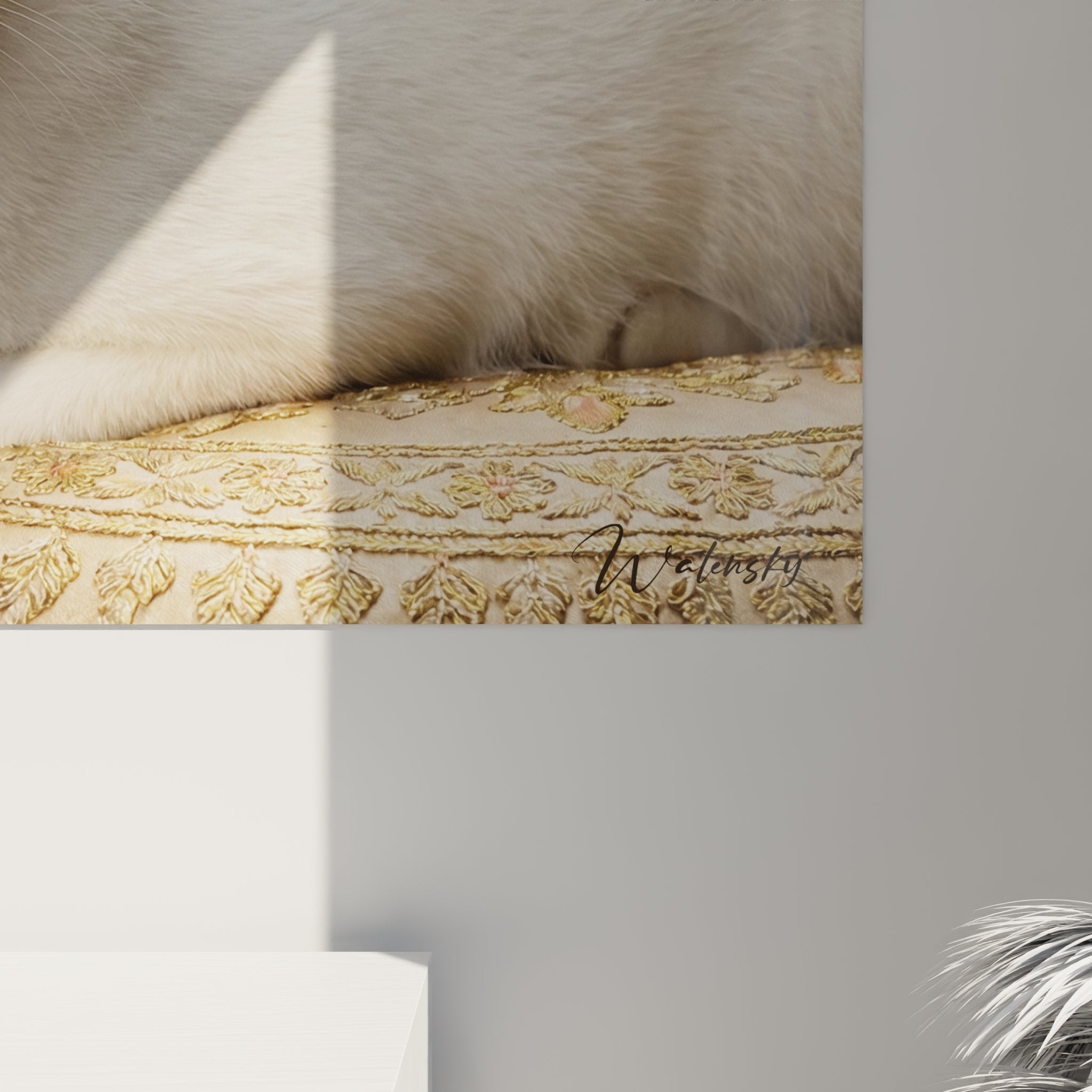 Vue d'ensemble tableau mural chat Khao Manee dans intérieur moderne, décoration féline de qualité