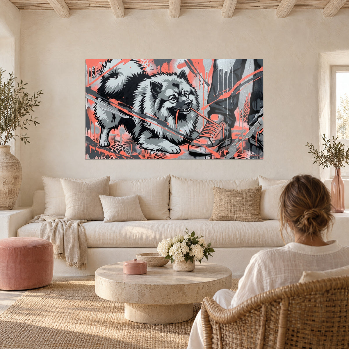 Gemälde Keeshond mit silbergrauem Fell, das eine korallenrote Schnürsenkel zerkaut, rosa Spritzer, über einem Sofa in einem hellen Wohnzimmer