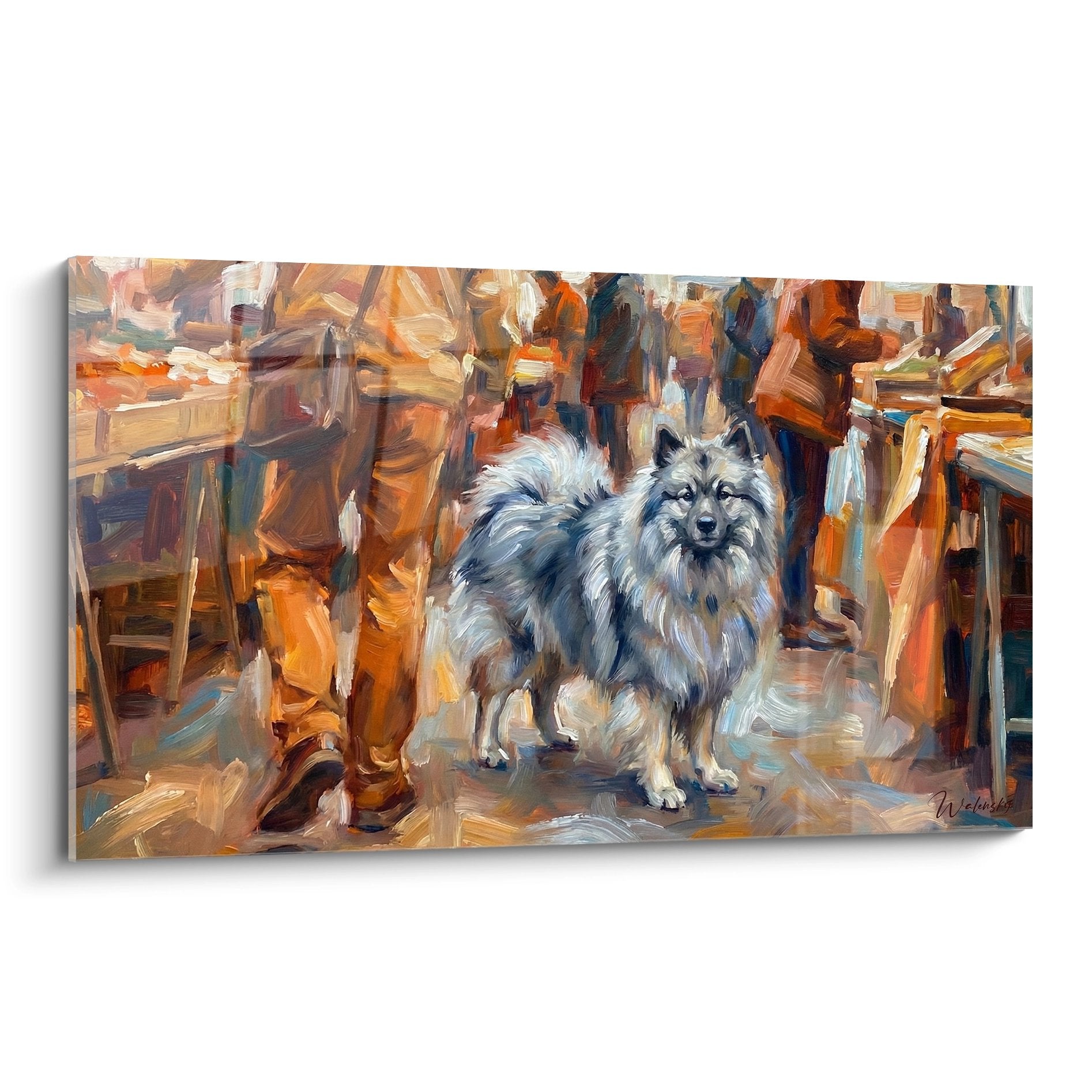 Tableau Keeshond gris-bleu assis parmi chaises bois tons oranges dores peinture moderne chalereuse
