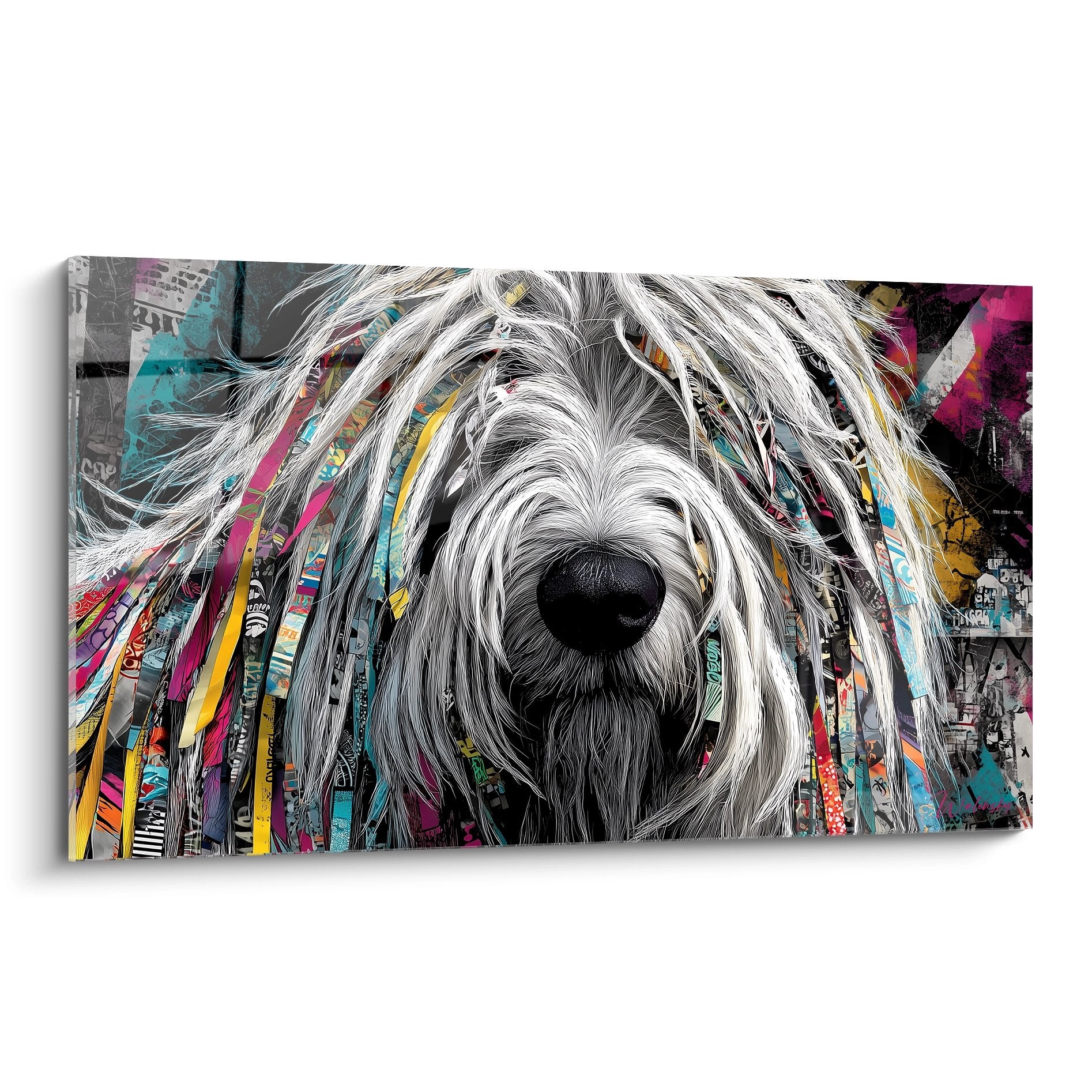 Ritratto artistico di Komondor con pelo bianco intrecciato su sfondo street art colorato rosa e turchese