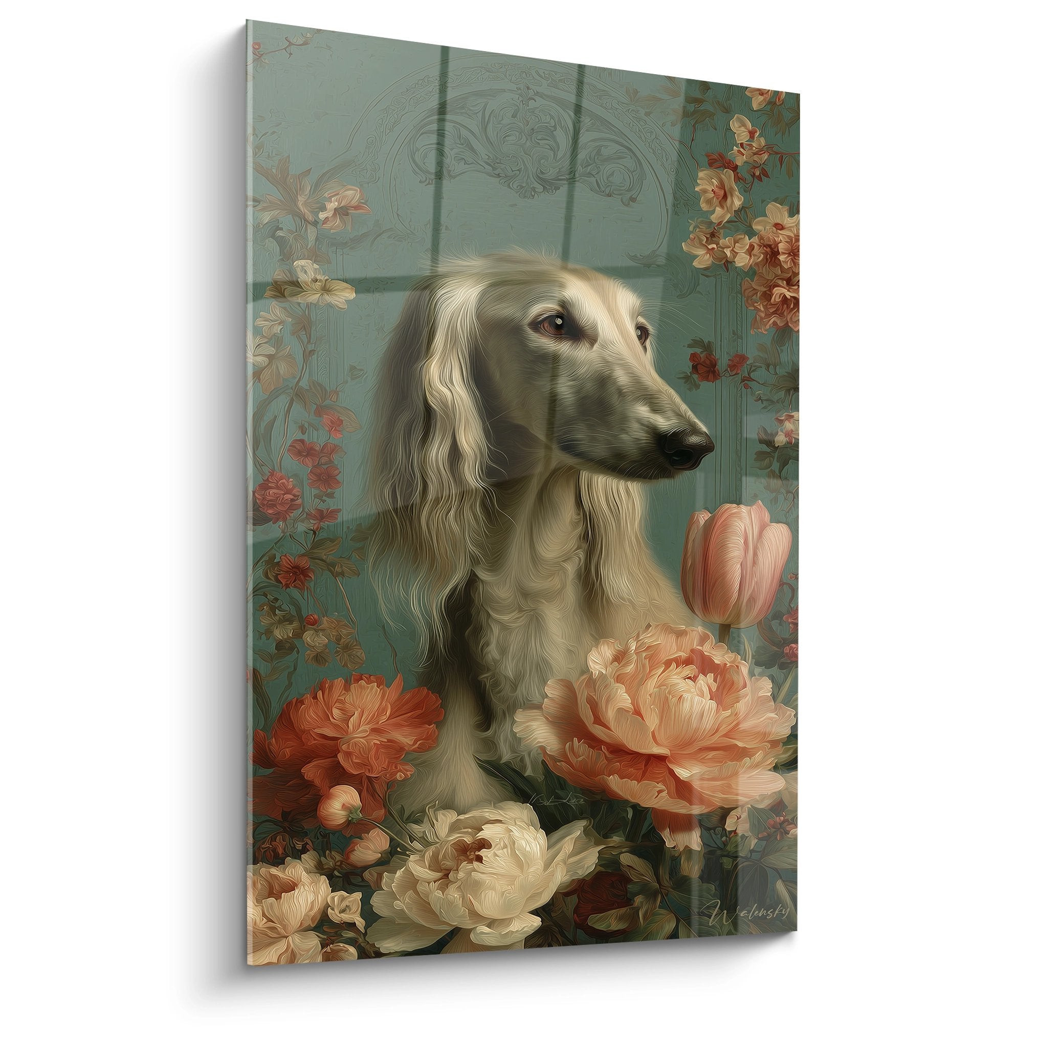 Portrait élégant de lévrier afghan aux poils dorés sur fond vert sage orné de pivoines roses et tulipes corail