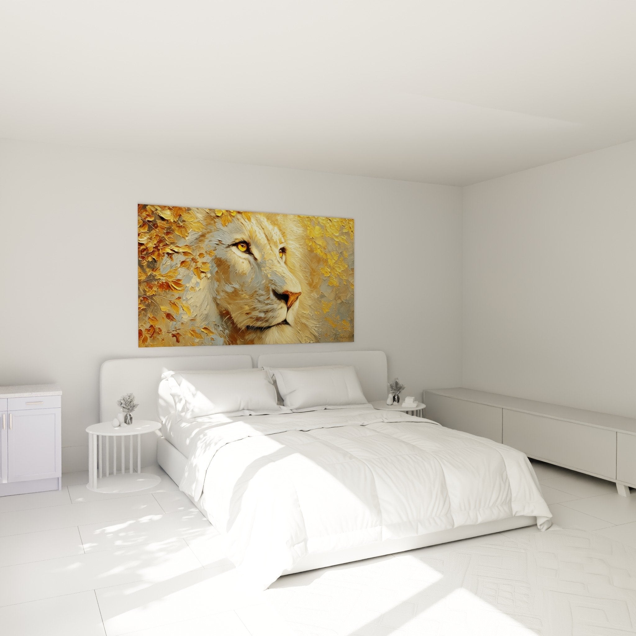 Quadro leone dorato installato in camera da letto su parete beige, atmosfera calda con toni autunnali e mobili in legno naturale