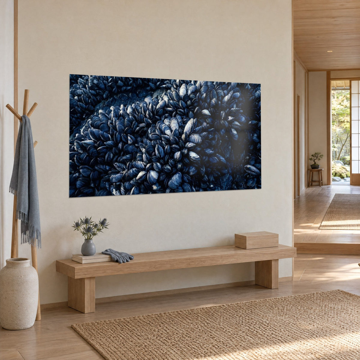Schilderij trossen blauwzwarte schelpdieren dicht op elkaar gepakt, driekwart aanzicht tegen een crèmekleurige muur, houten bank