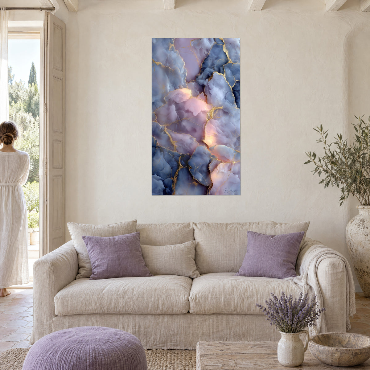 Cuadro mármol abstracto en azul pizarra y rosa empolvado, venas doradas luminosas, colgado sobre un sofá en un salón luminoso