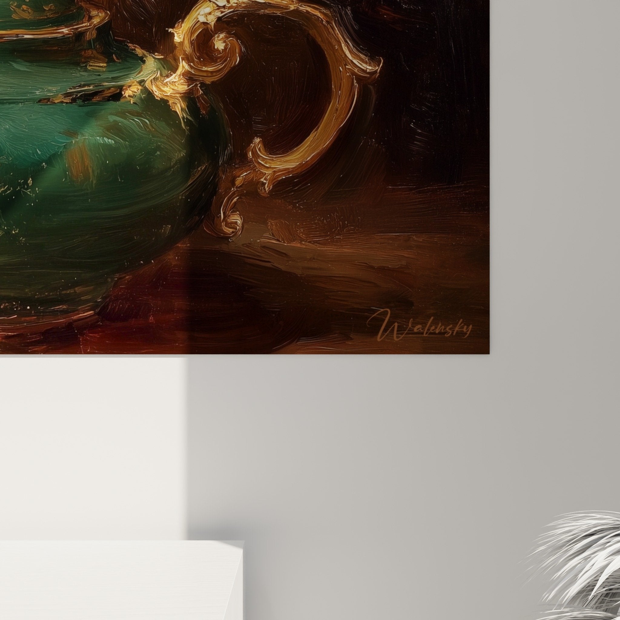 Übersicht Stillleben-Kunstwerk Teekanne und Tasse auf warmem Hintergrund in elegantem zeitgenössischem Interieur