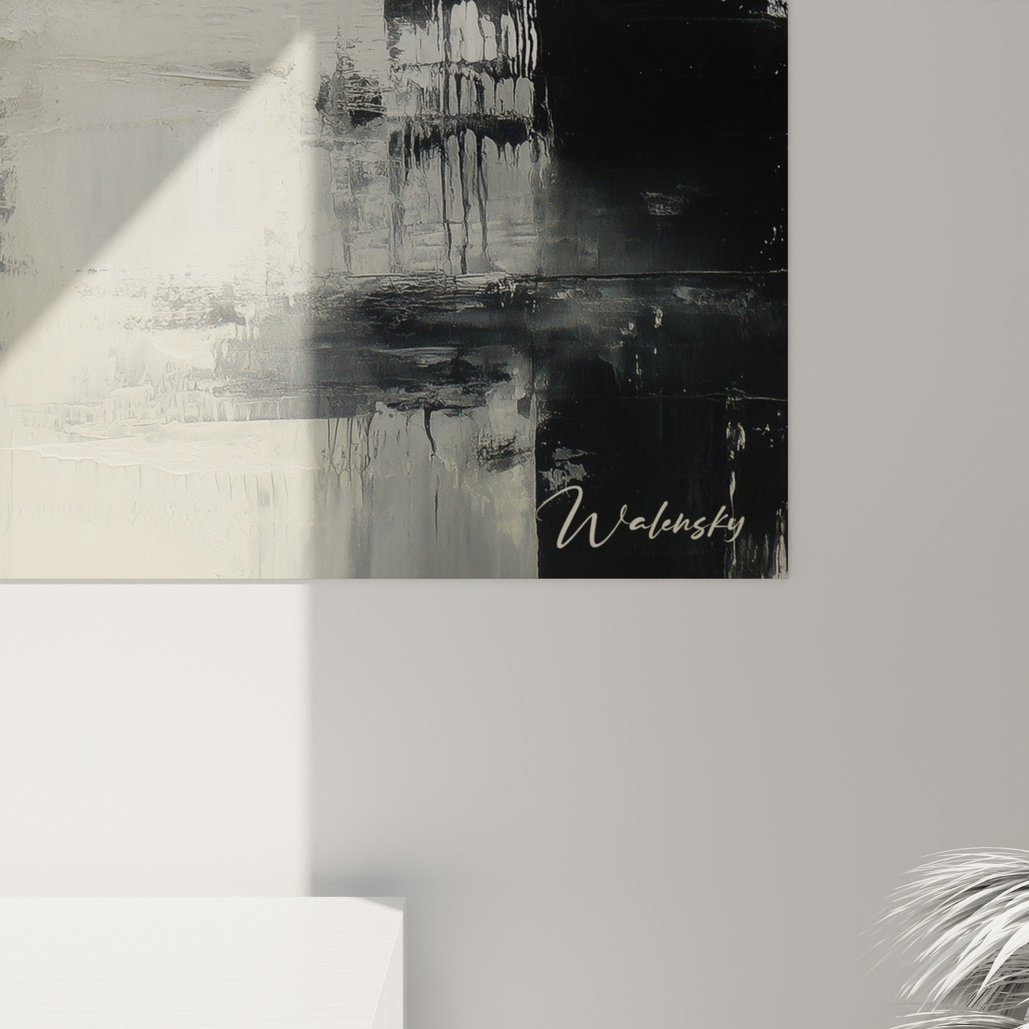 Tableau abstrait monochrome décorant salon contemporain murs clairs mobilier moderne feng shui ouest métal