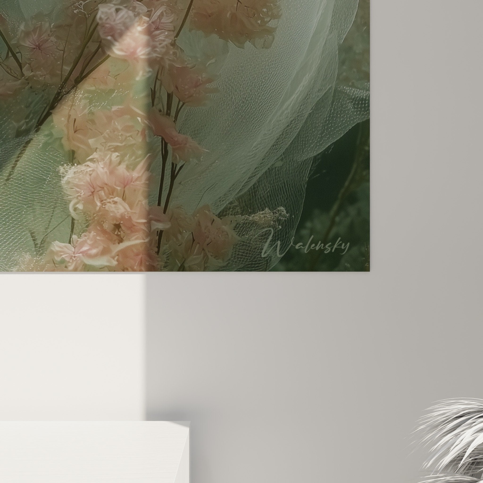 œuvre axolotl blanc voiles transparents vue d'ensemble composition florale aquatique poétique