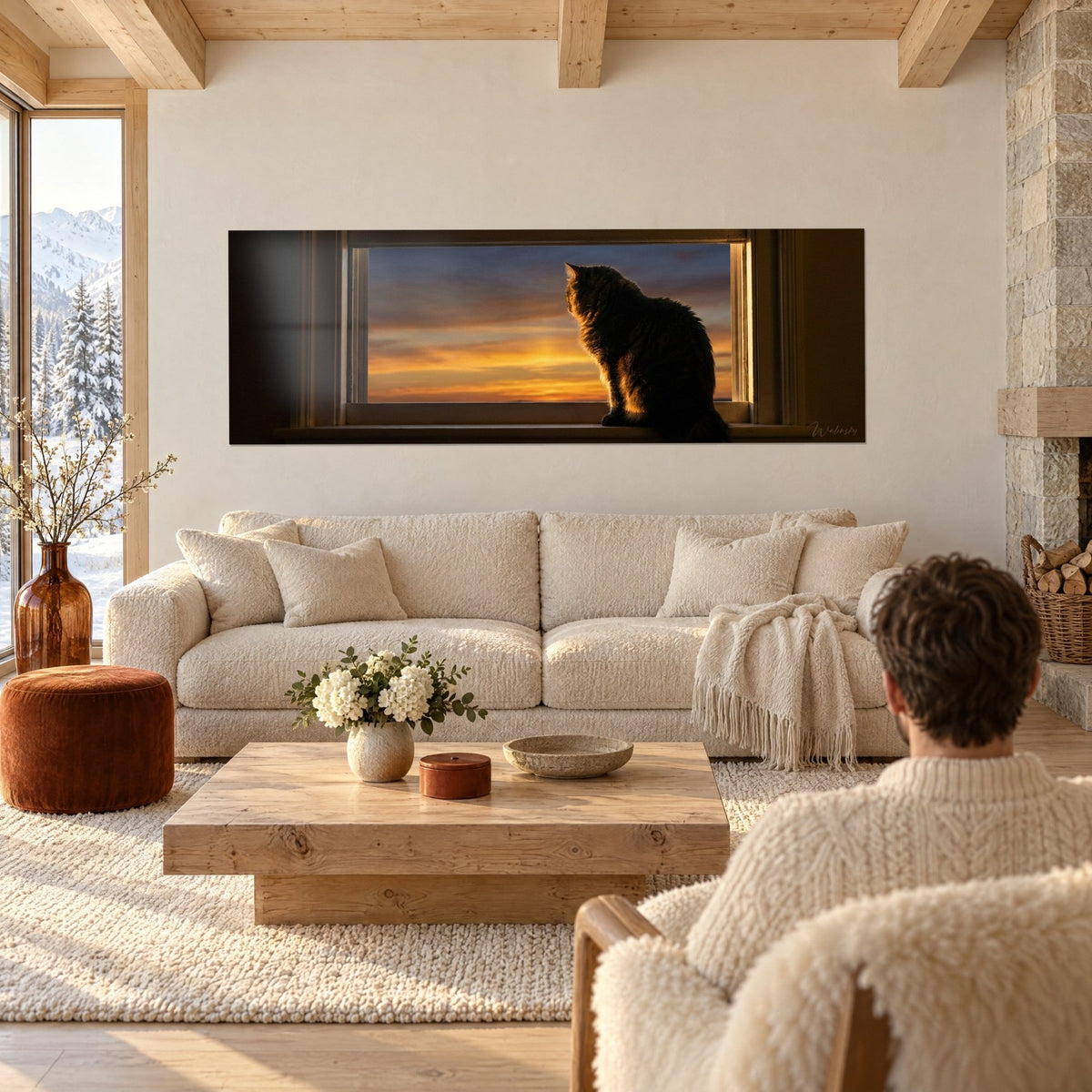 Tableau chat ragamuffin en contre-jour ambré sur un rebord de fenêtre, ciel orange et bleu, au-dessus d'un canapé dans un salon lumineux