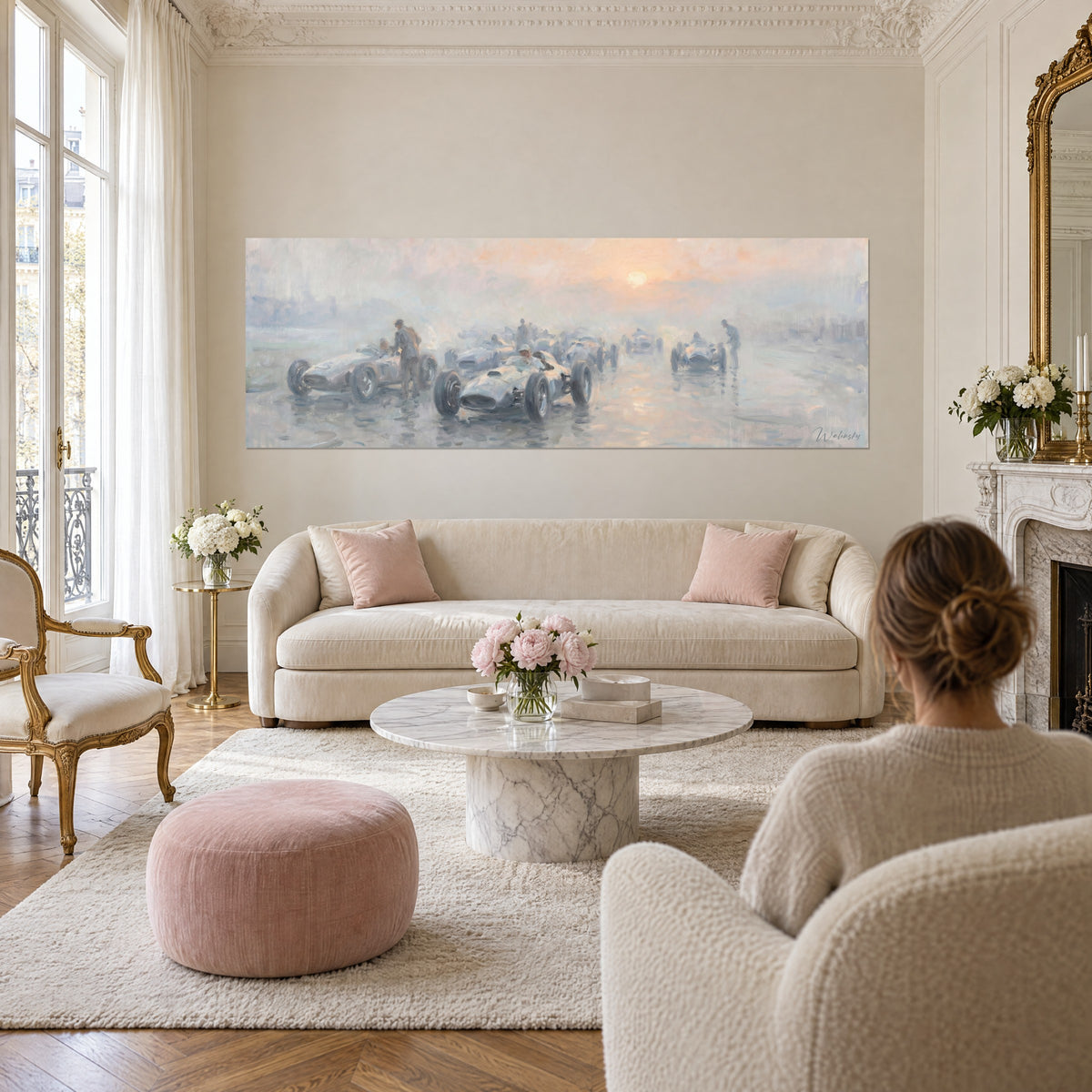Tableau monoplaces d'argent alignés dans la brume rosée, soleil pâle au fond, au-dessus d'un canapé dans un salon lumineux