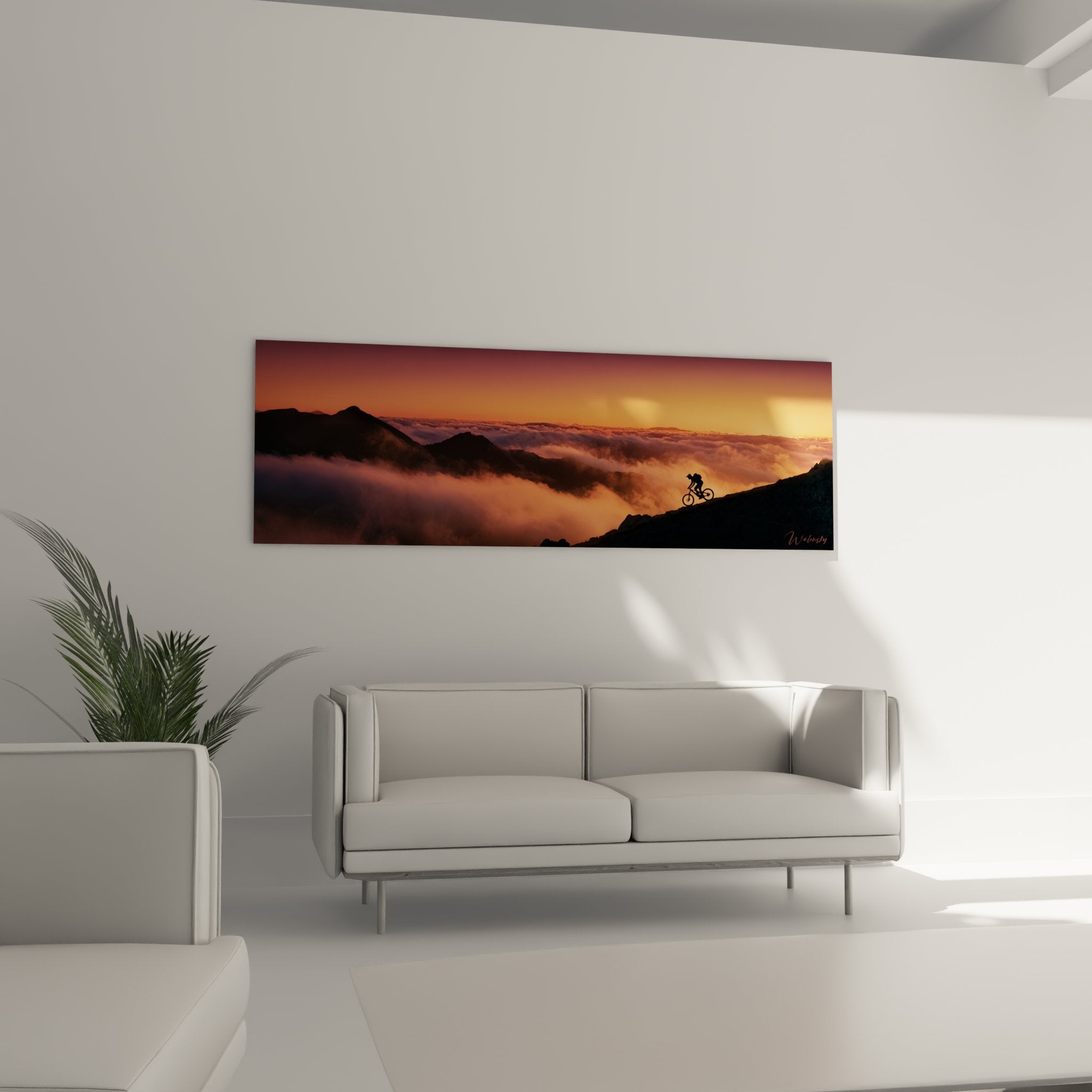 Détail tableau VTT montagne montrant silhouette cycliste sur rocher avec nuages illuminés coucher soleil