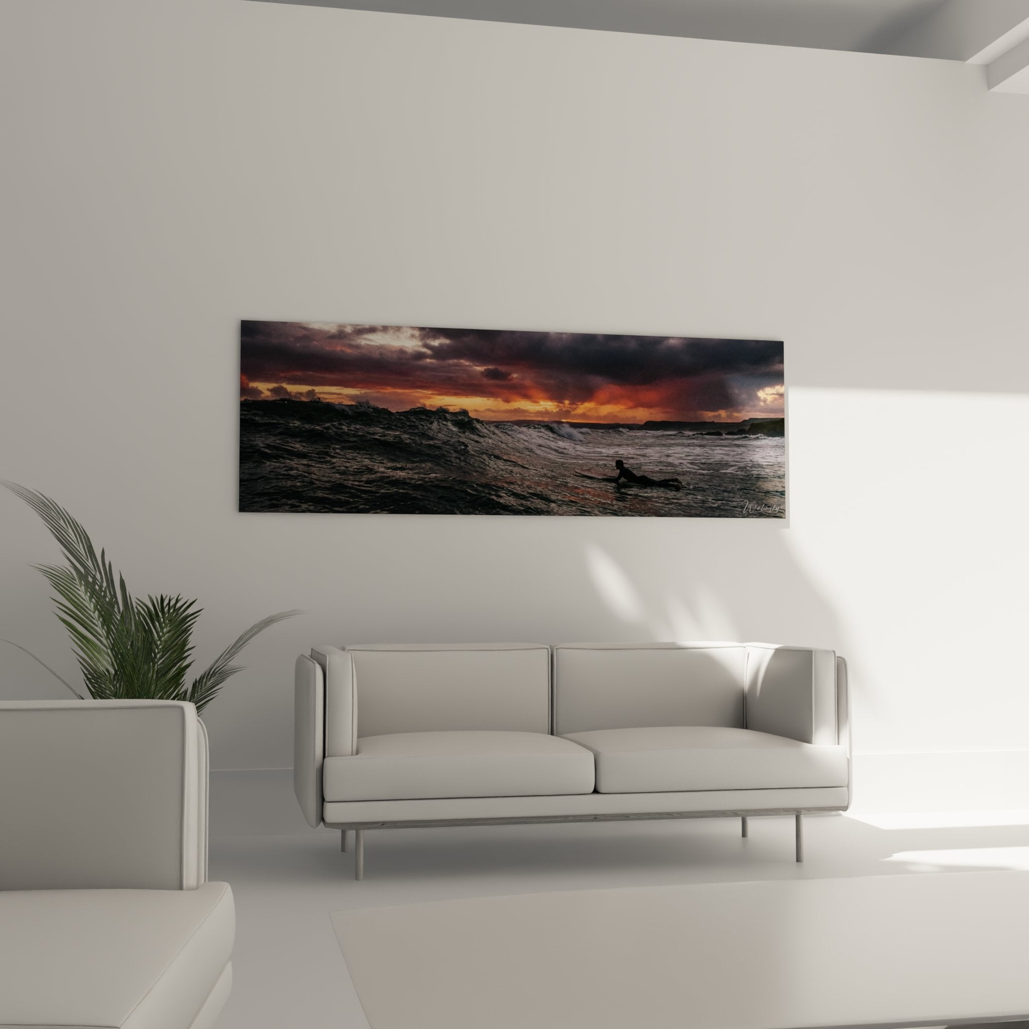 Detail Surfbrett Wellen Brandung und Surfer Silhouette Sonnenuntergang warme Farben