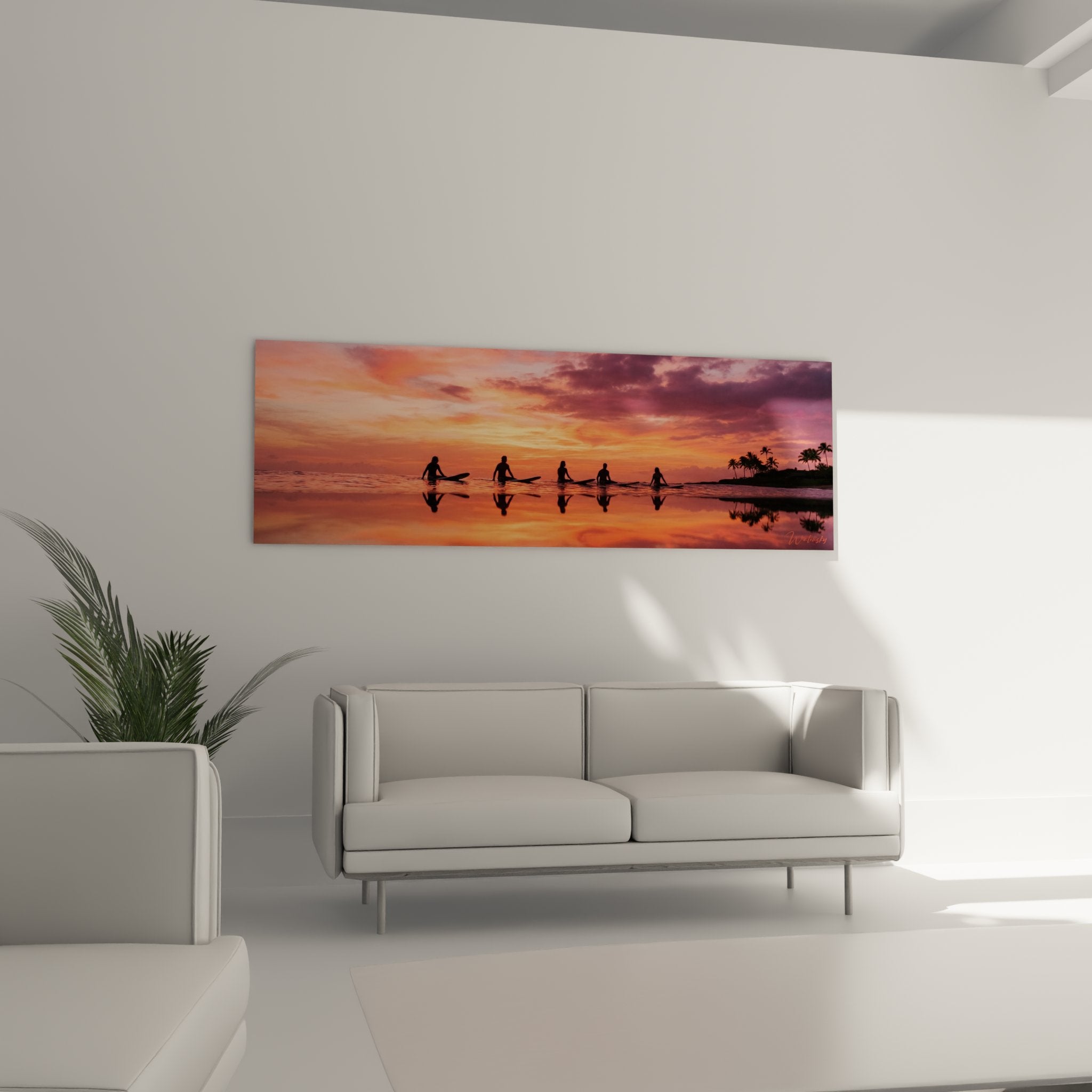 Détail du tableau surf montrant les silhouettes de surfeurs et les reflets orangés du crépuscule tropical