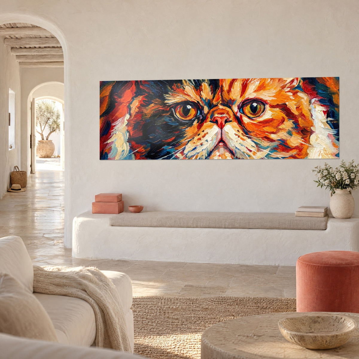 Tableau museau écrasé de persan peint en touches épaisses orange et crème, vu de trois-quarts dans une maison méditerranéenne