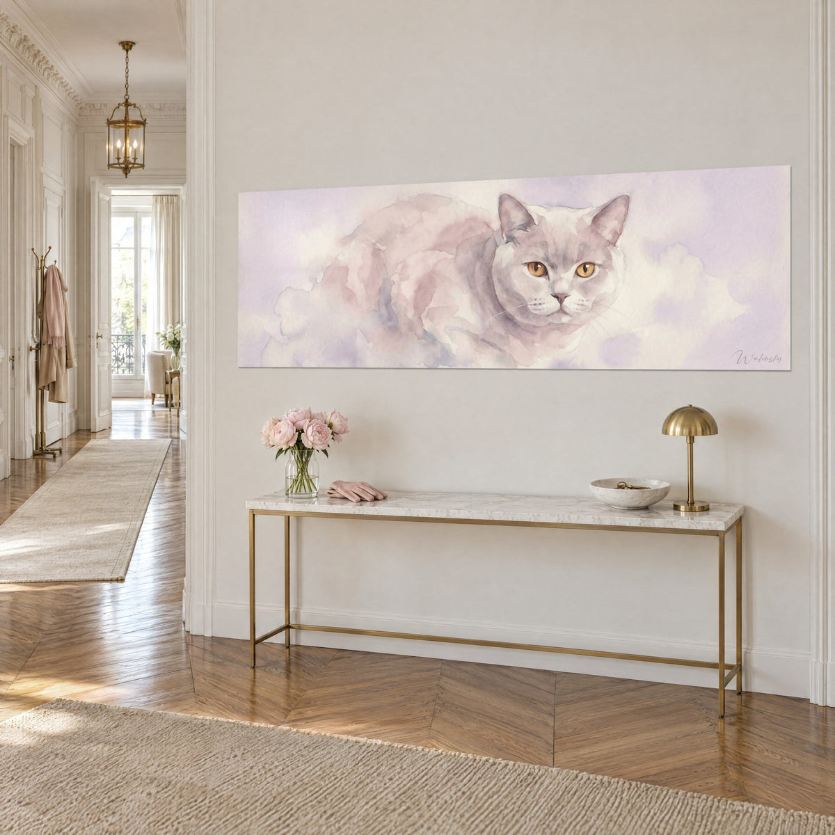 Tableau chaton British lavande lové dans des nuages mauves, prunelles dorées, console en laiton, appartement haussmannien