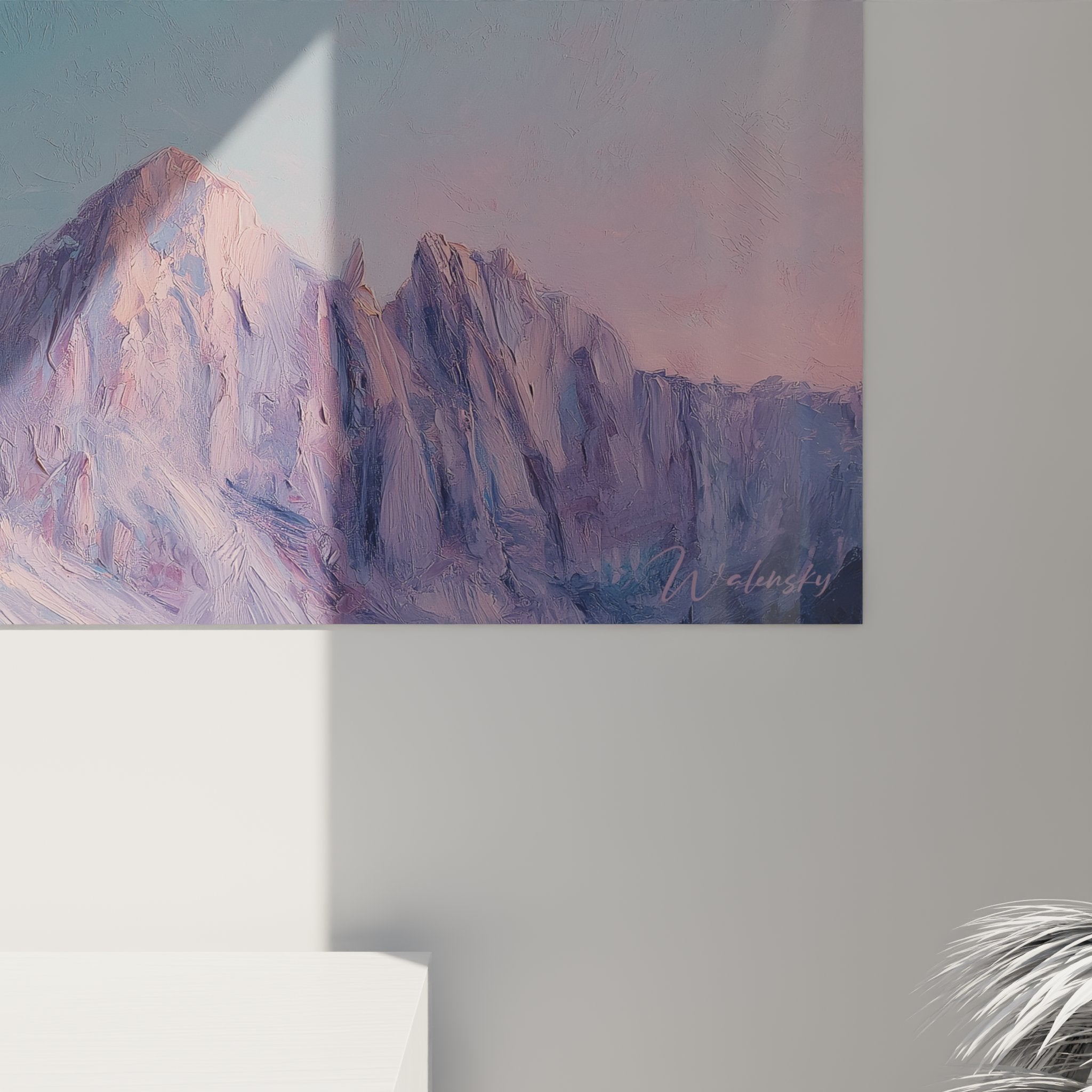 Vista panoramica del quadro Dolomiti alpenglow appeso nella parete del soggiorno contemporaneo