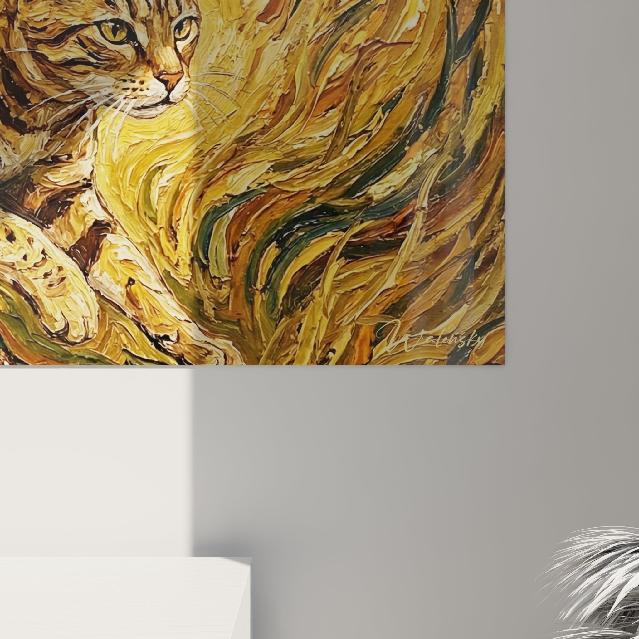 Vue d'ensemble tableau mural chat Ocicat tourbillons dorés dans intérieur contemporain design