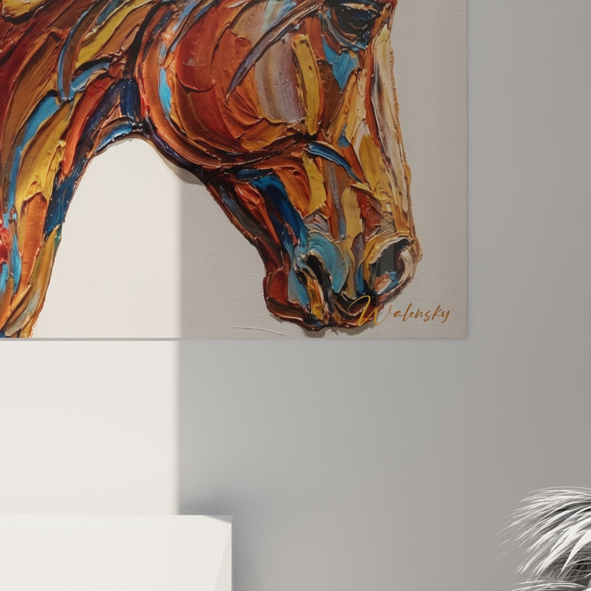 Vue d'ensemble tableau cheval crinière abstraite accroché mur blanc décoration intérieur moderne