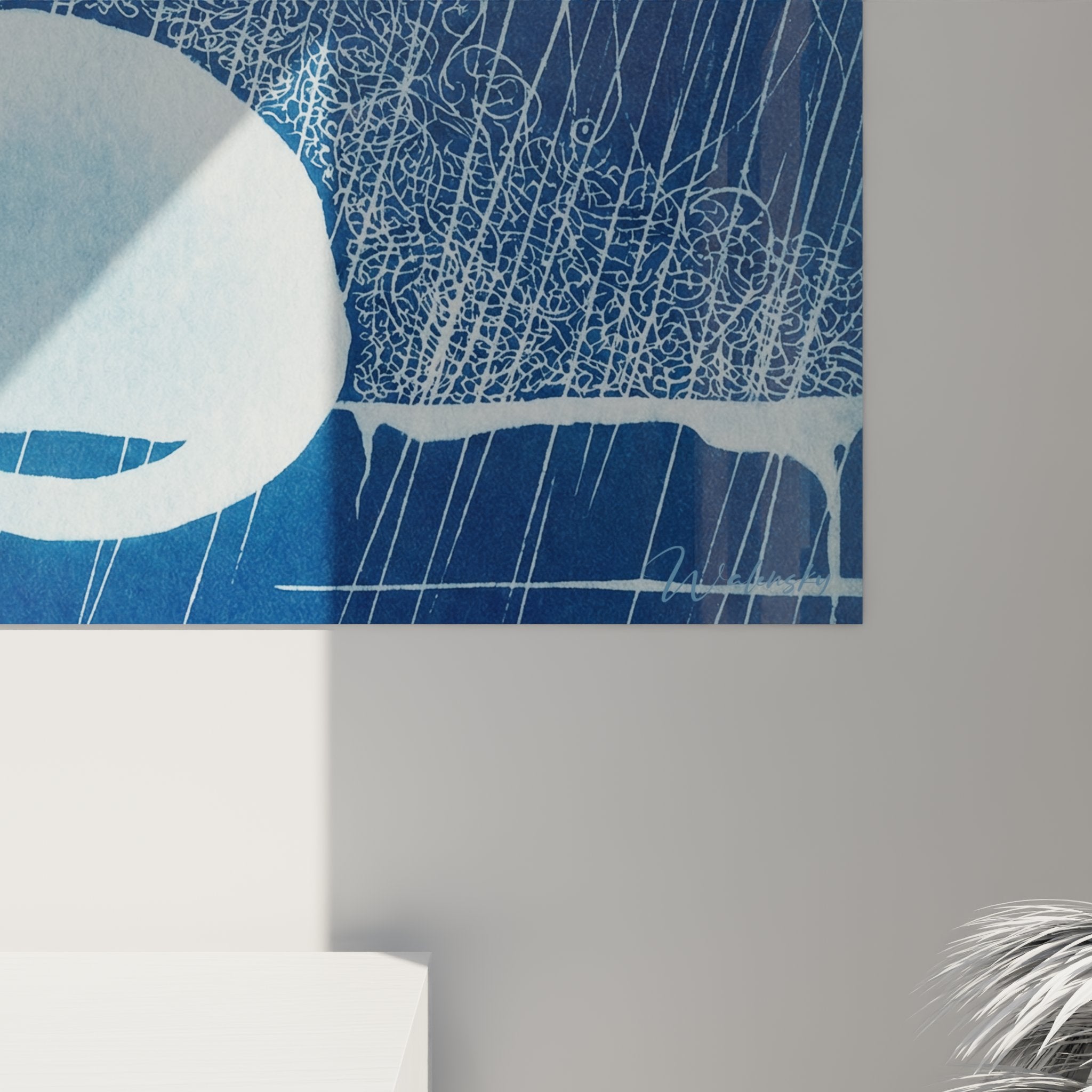 Vue ensemble tableau mural chat pluie bleu dans salon moderne, art contemporain decoration murale