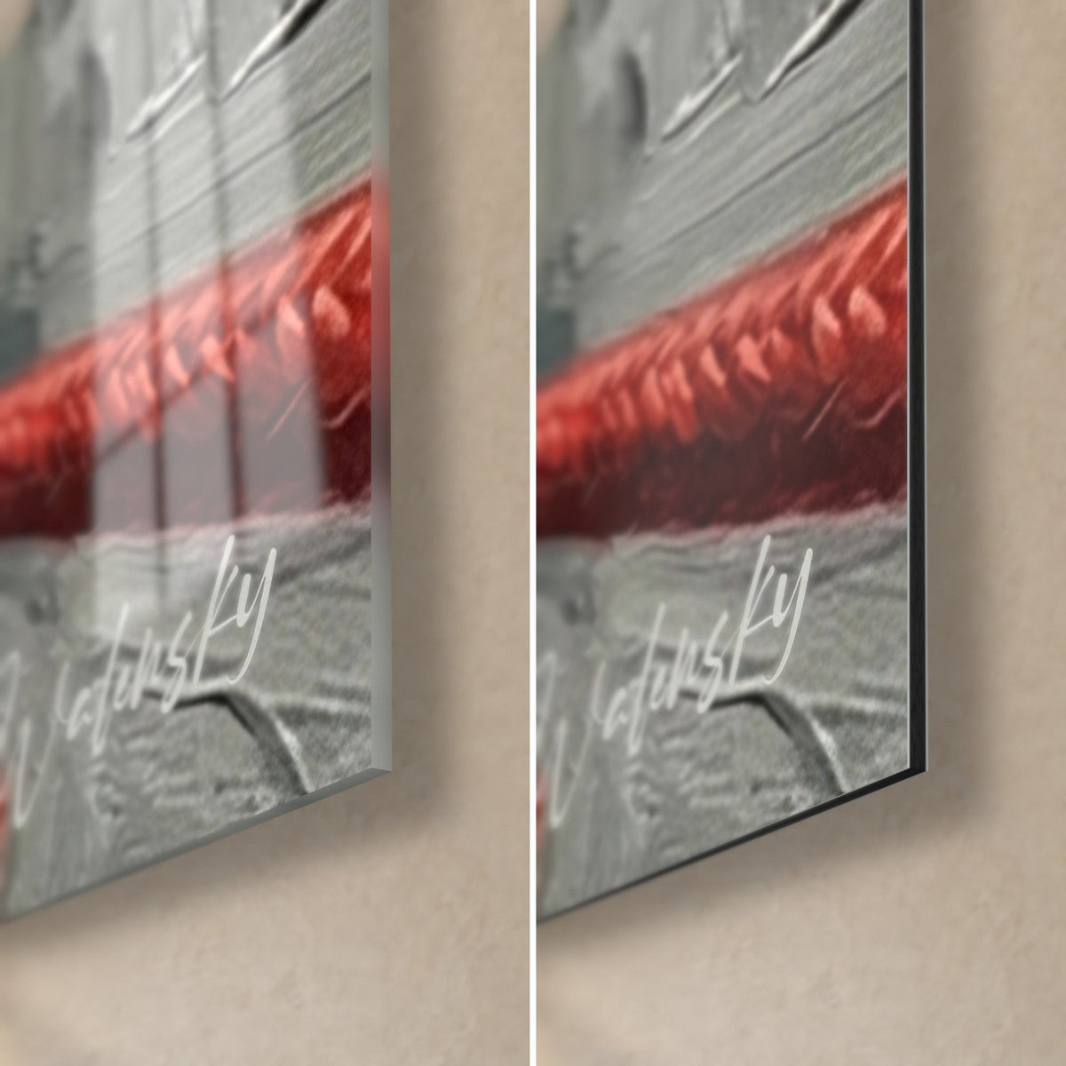 Schilderij gevlochten rood touw en verchroomde karabijnhaak, glansreflecties van acrylglas links, mat grijs Dibond rechts