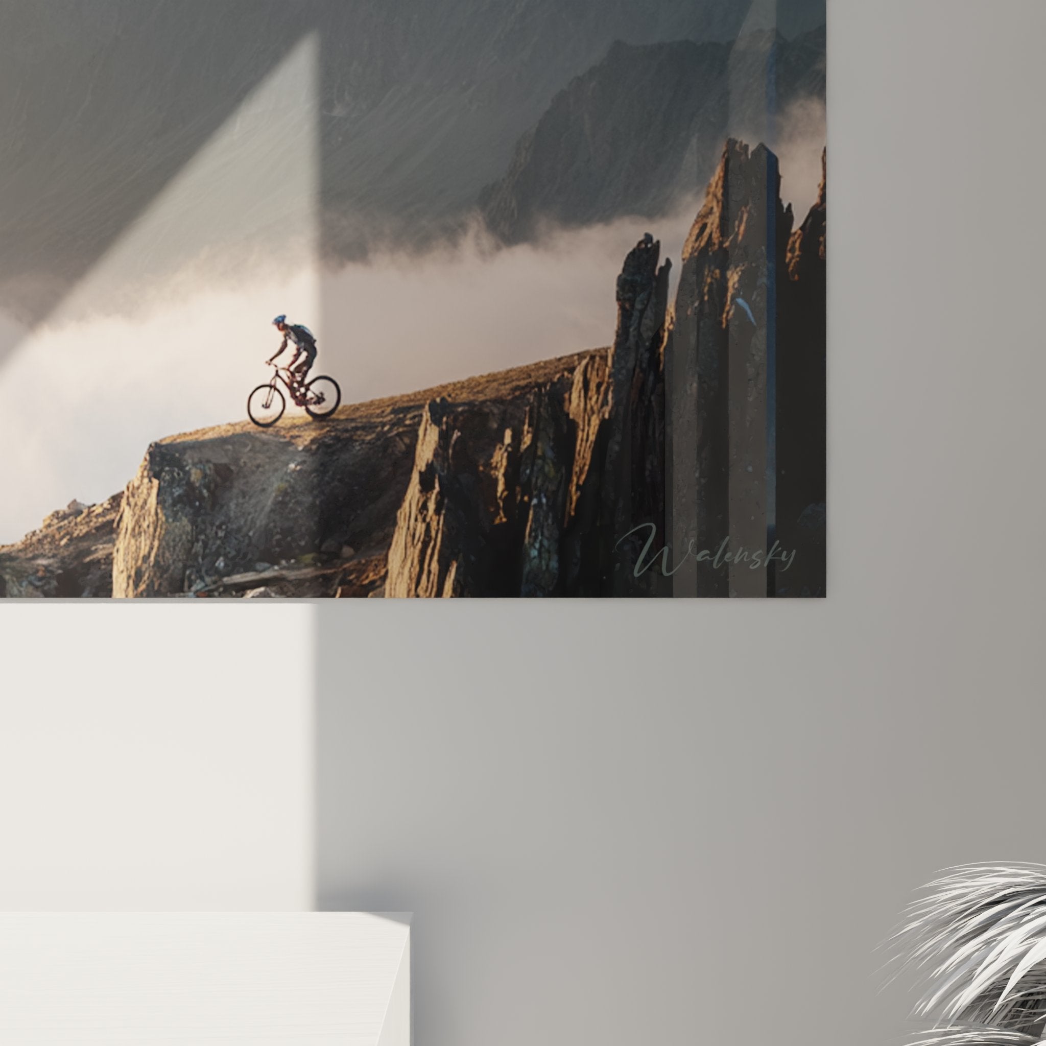 Vue ensemble tableau panoramique VTT en montagne avec cycliste dominant vallee de nuages dorés