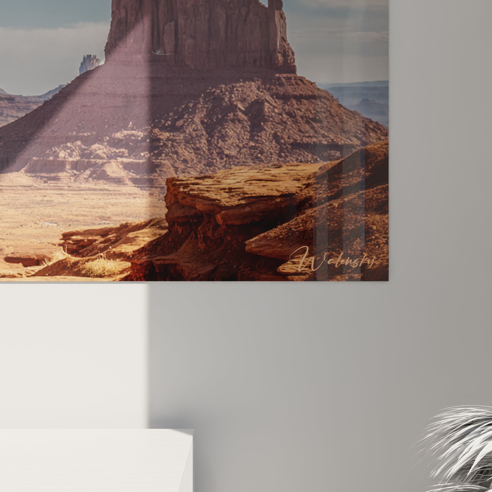 Vue d'ensemble tableau VTT Monument Valley exposé sur mur blanc, cycliste dans l'immensité du désert américain